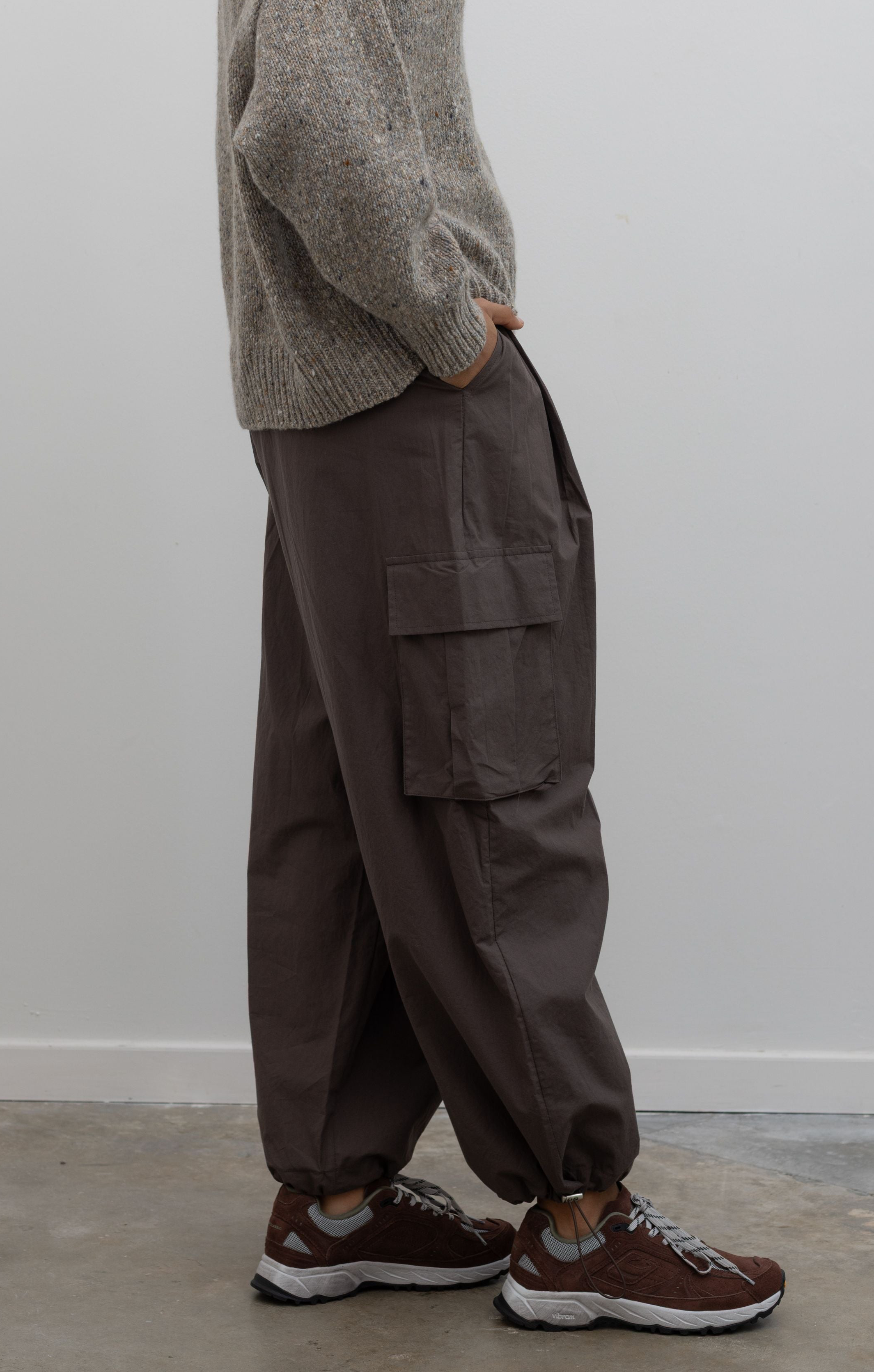Alas Eius brown wide leg cotton cargo pants, cinched hem, side view, pocket detail