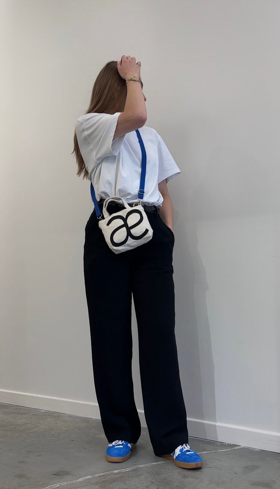 Alas Eius mini cotton tote bag worn crossbody with cobalt blue strap