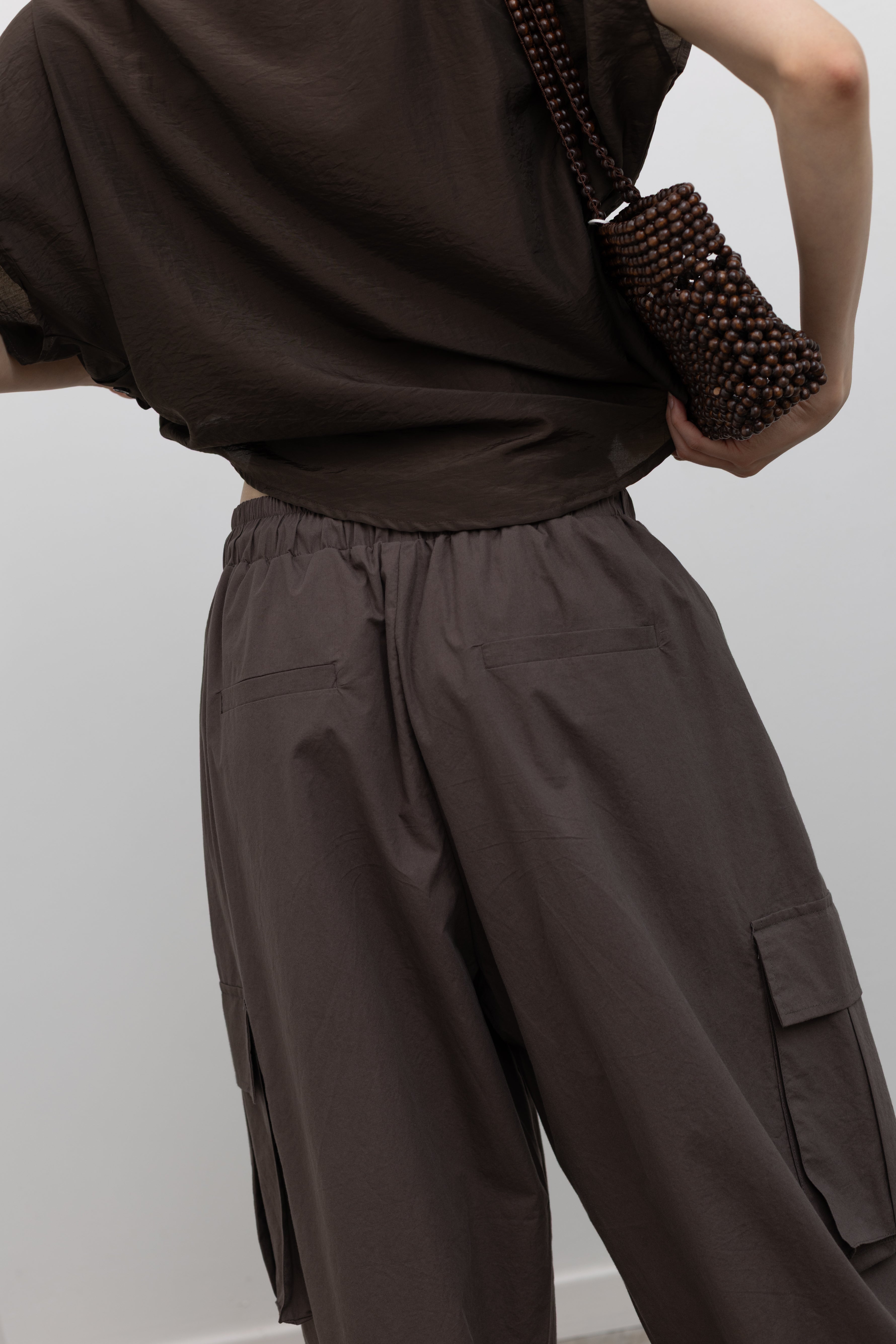 Alas Eius modern utility cargo pants crafted from lightweight cotton with oversized proportions and functional pocket details, styled as contemporary women’s fashion trousers at Alas Eius