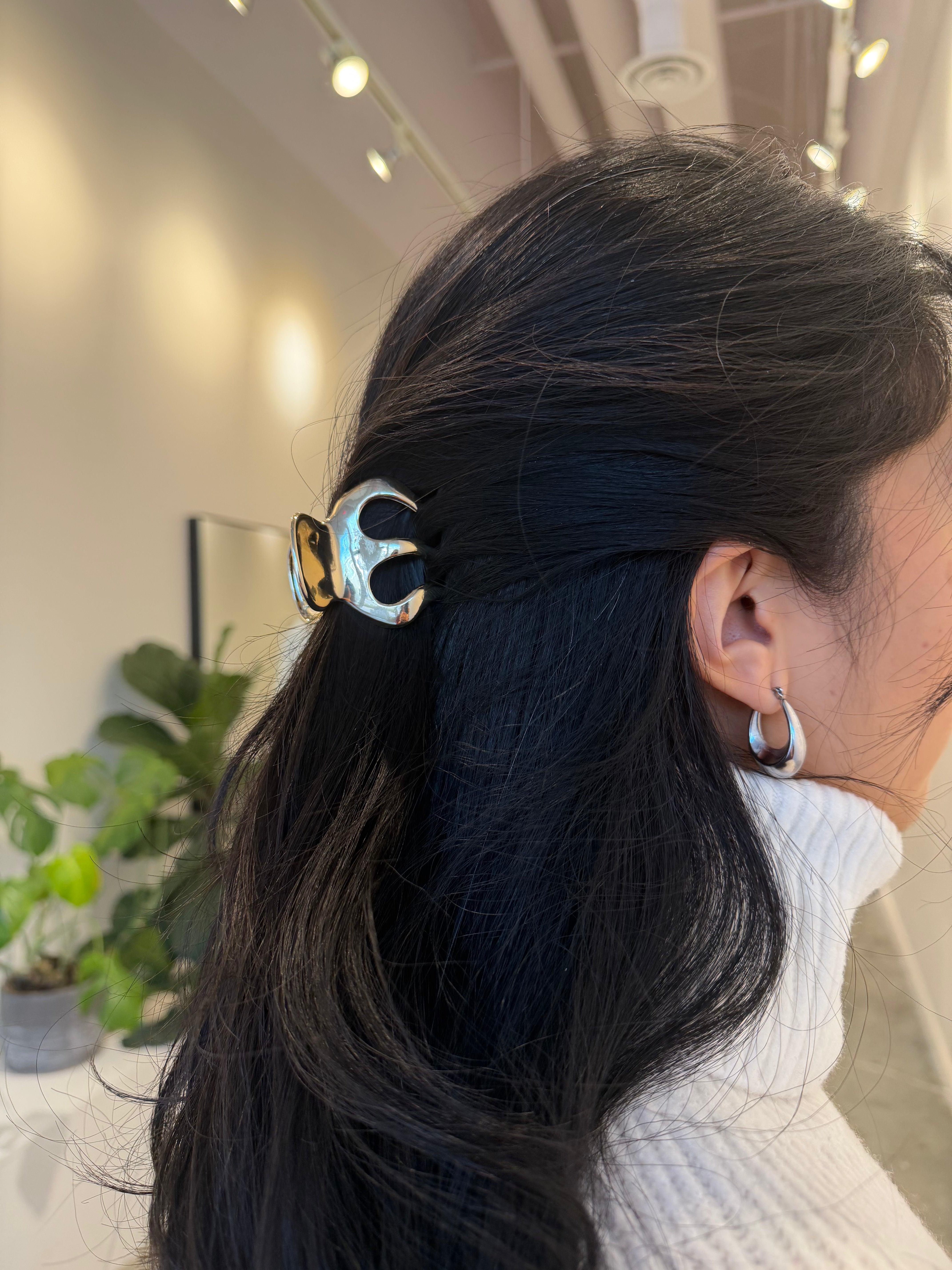 Collective Gold Claw Hair Clip at Alas Eius