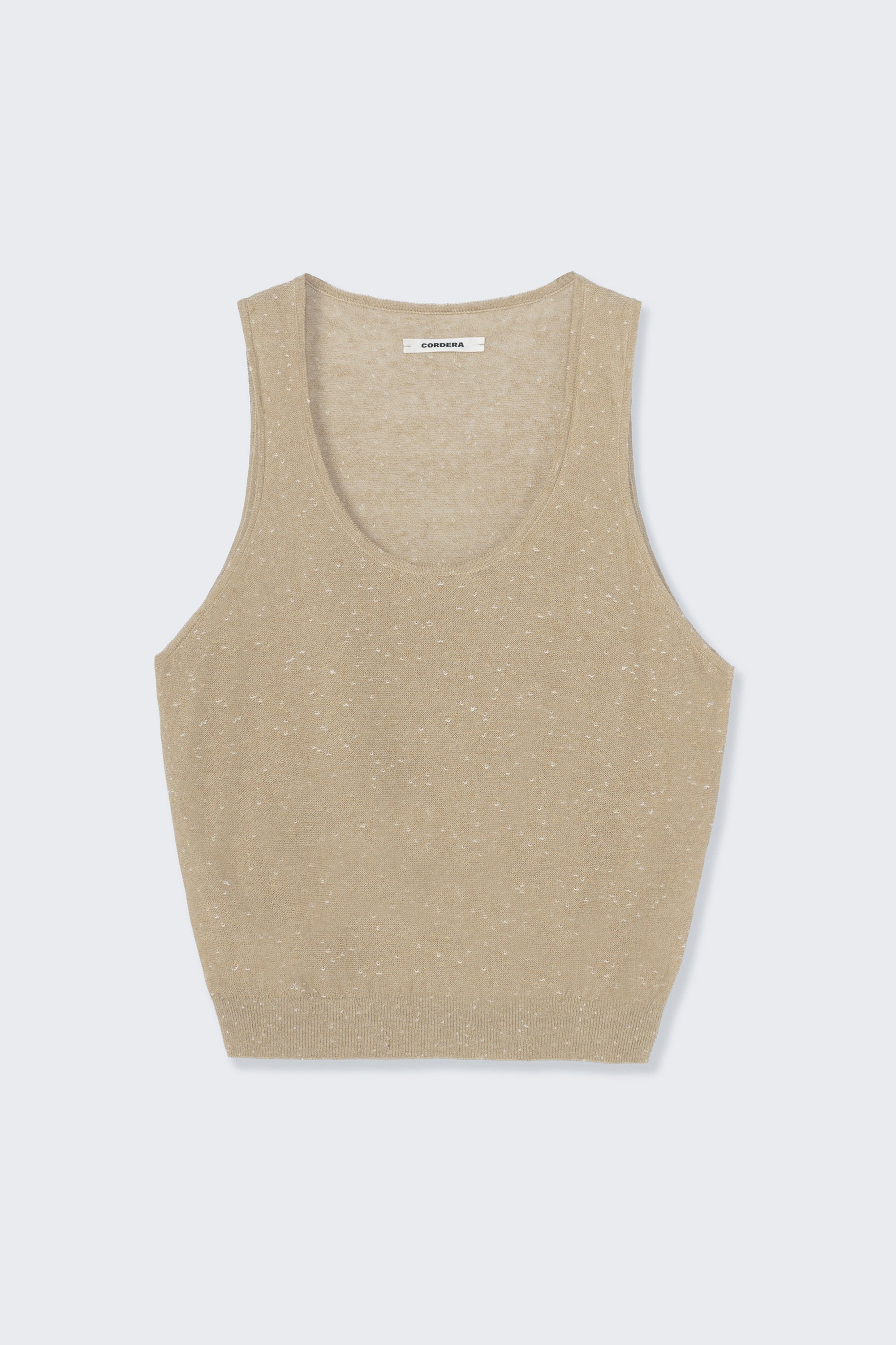 Front product view of the Cordera beige linen and cotton blend flecked tank top at Alas Eius.

This cardigan is ethically and carefully manufactured in La Coruña, with Japanese knitting machines and finished by hand. Made in Spain.