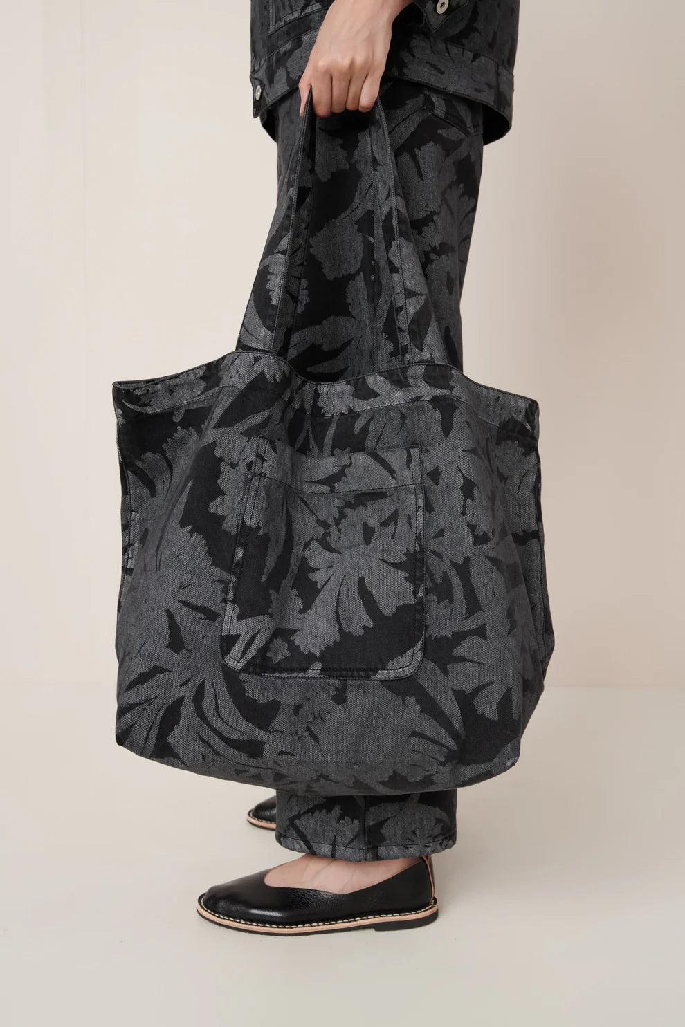 Kowtow etched denim everyday tote bag featuring an oversized pocket on the outside and comfortable wide shoulder straps at Alas Eius.