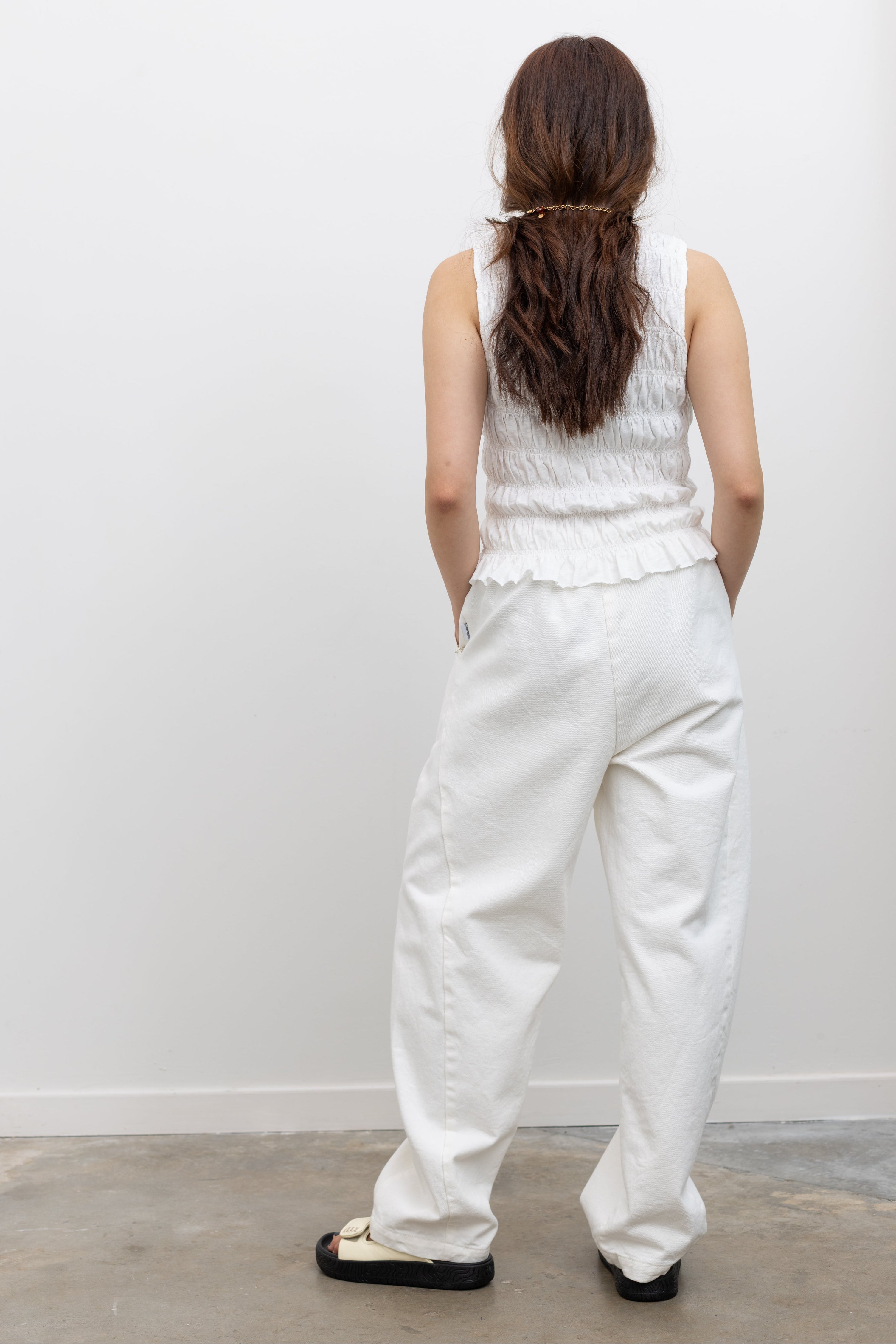 Le Bon Shoppe everyday cotton canvas pants in milk white featuring a relaxed curved leg shape, comfortable elastic waistband, and utility-inspired pockets, styled as versatile women’s wardrobe essentials at Alas Eius