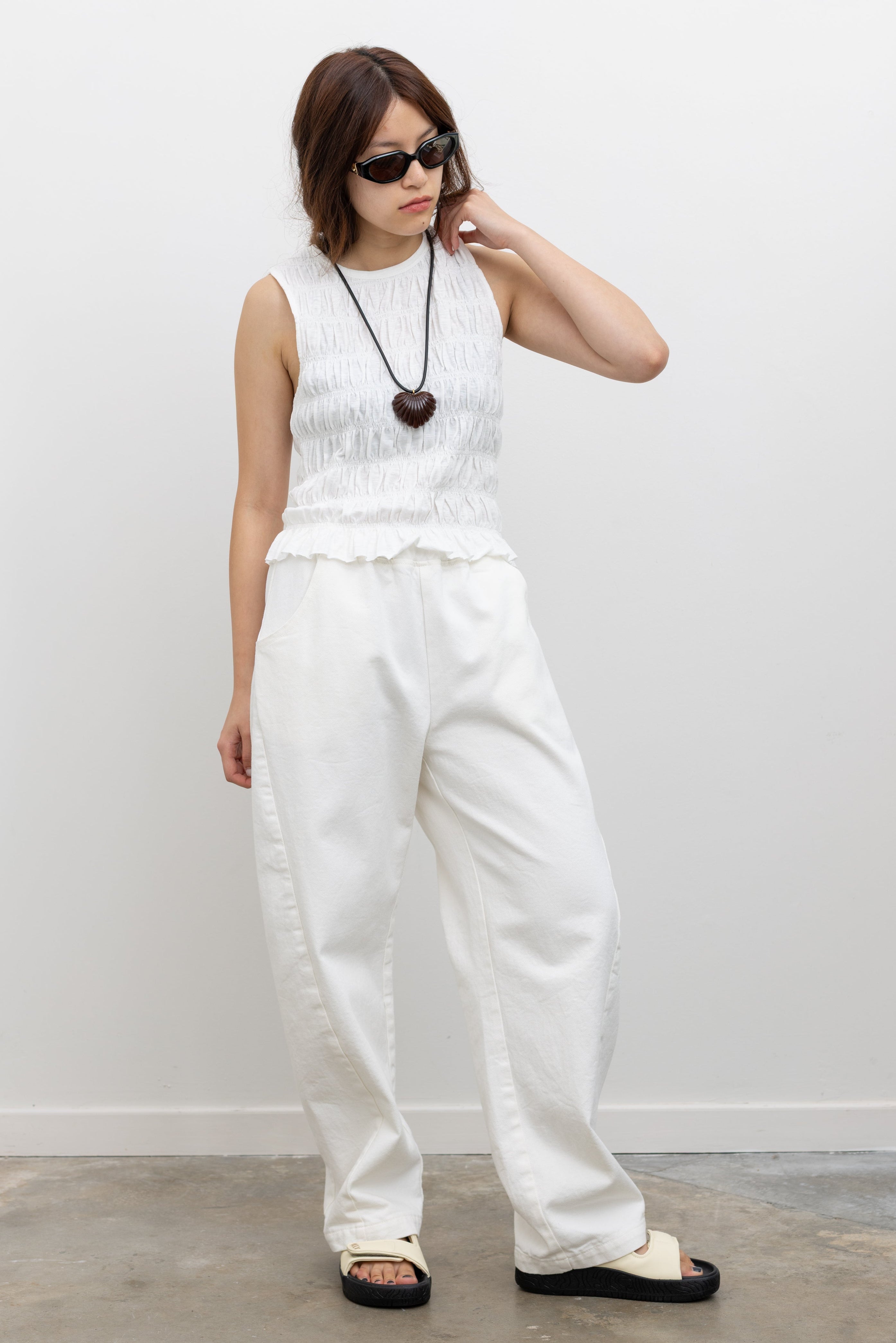 Le Bon Shoppe relaxed fit cotton canvas pants featuring a curved leg silhouette, elastic waist, and functional side pockets, styled as casual chic women’s bottoms for elevated everyday outfits at Alas Eius