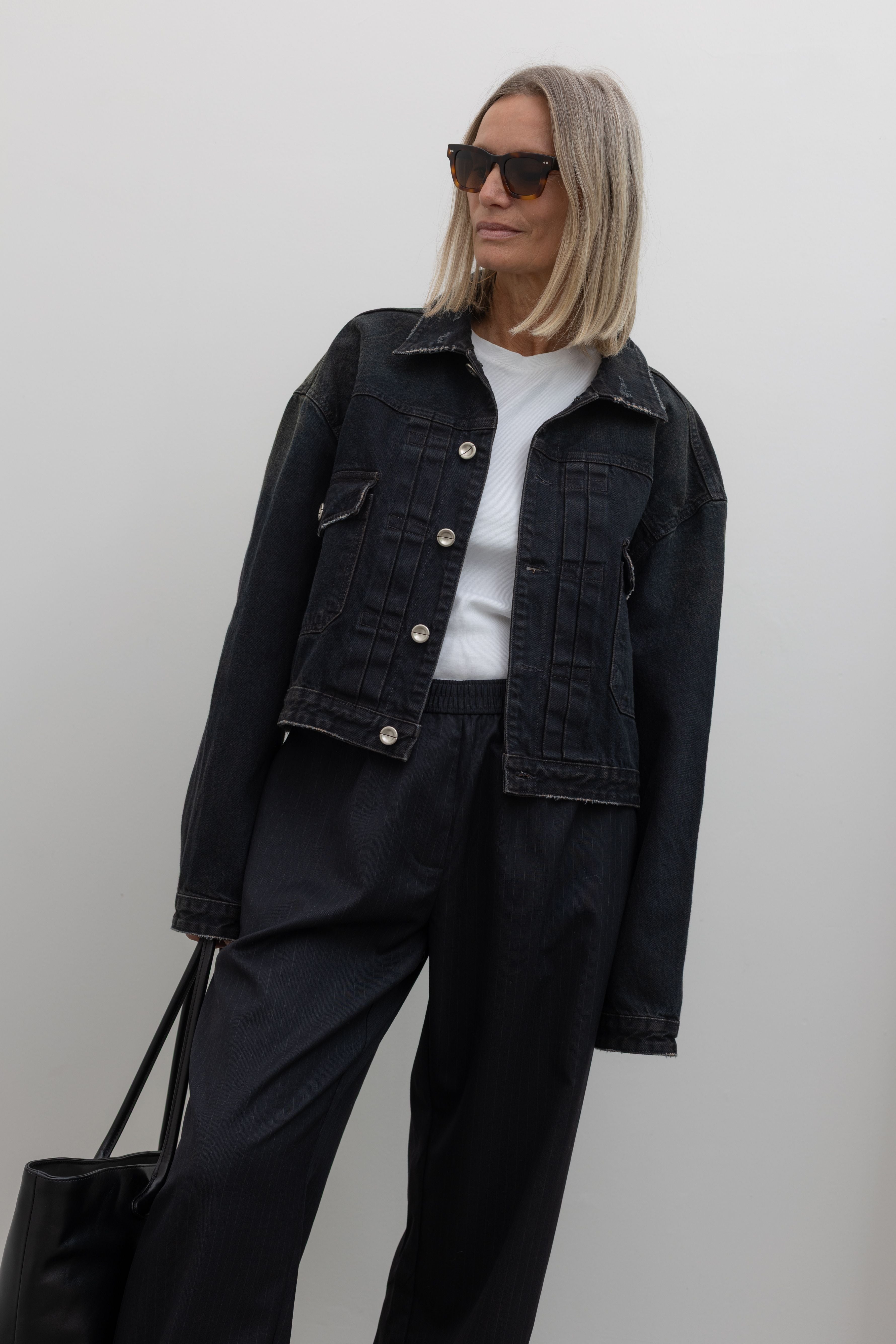Super cool oversized denim jacket in a cropped length. Fall fashion styling inspiration at alas Eius 