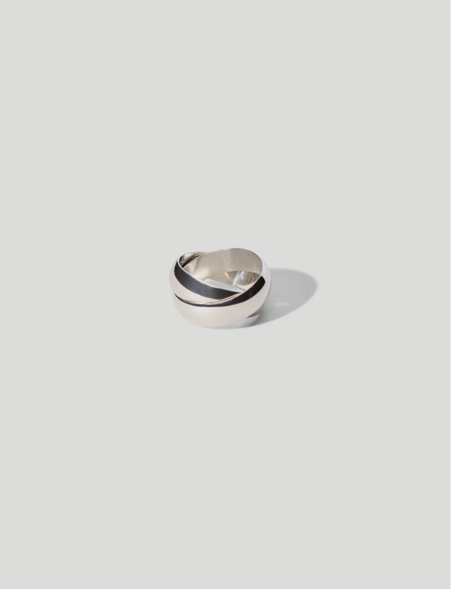 Product view of a contemporary minimalist Maslo linked sterling silver ring at Alas Eius. 