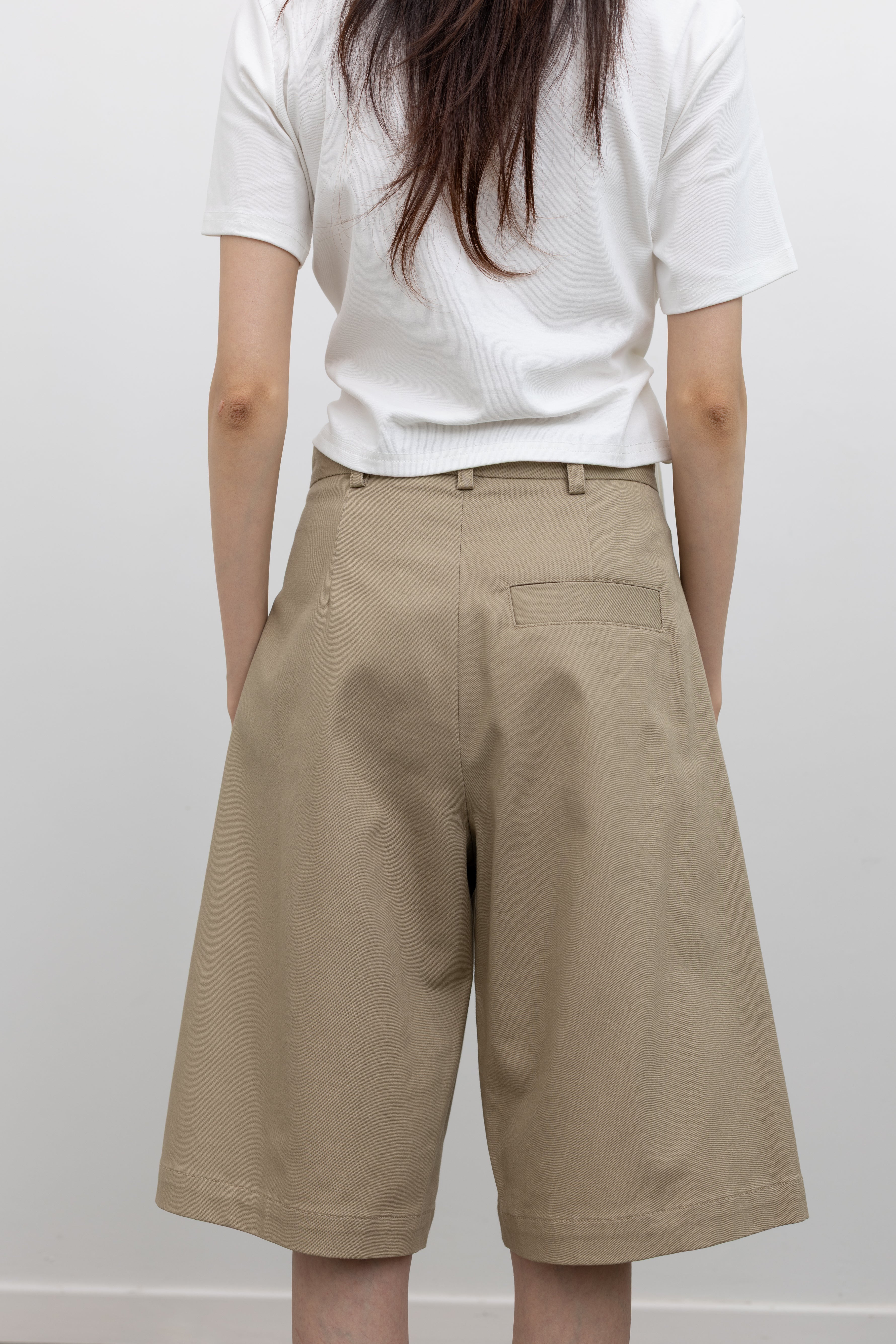 Tela luxury casual Bermuda shorts for women featuring structured cotton fabrication, polished tailoring, and versatile warm-weather styling at Alas Eius