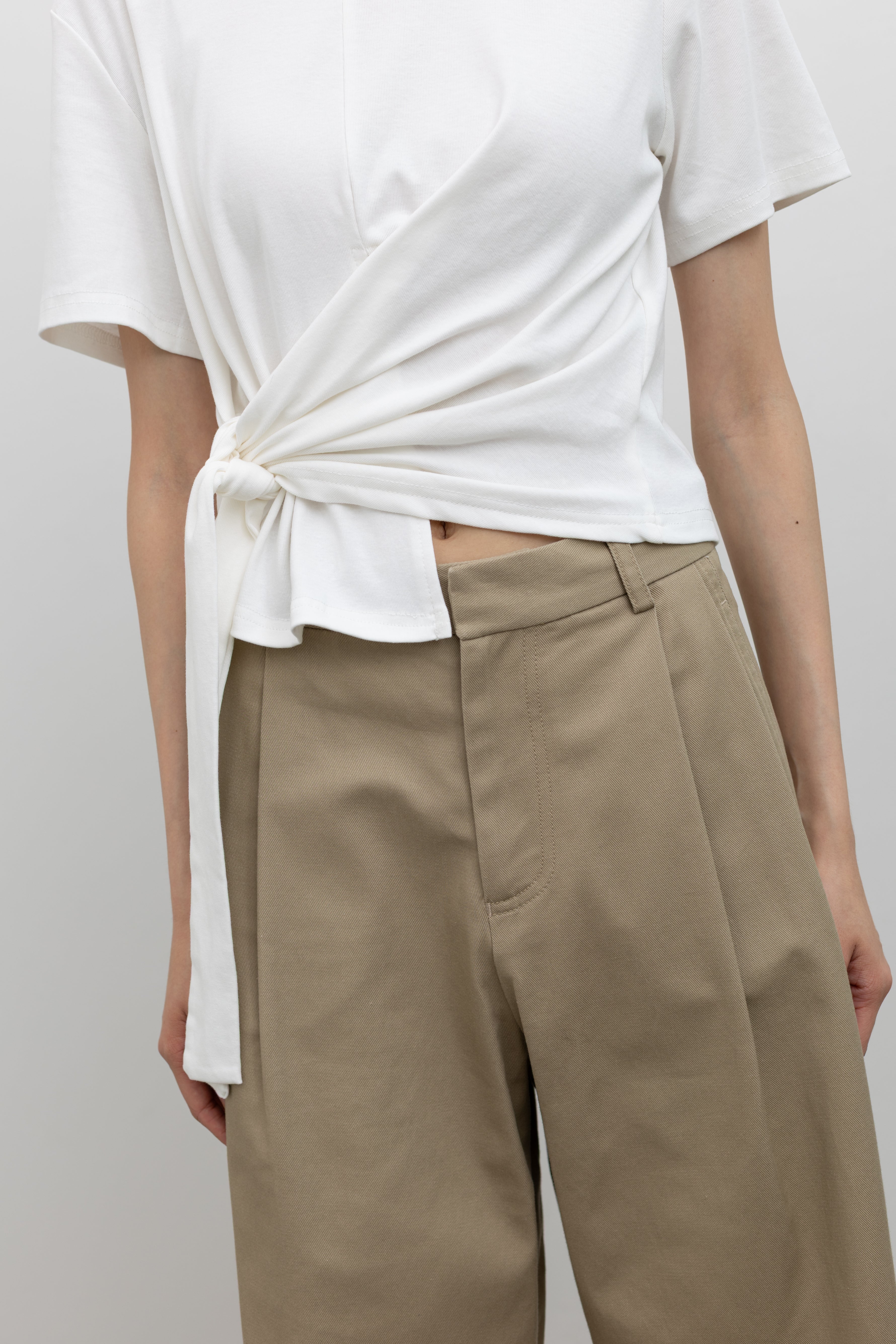 Tela tailored women’s Bermuda shorts in structured cotton gabardine featuring a relaxed silhouette, adjustable drawstring waist, and effortless resort wear styling at Alas Eius