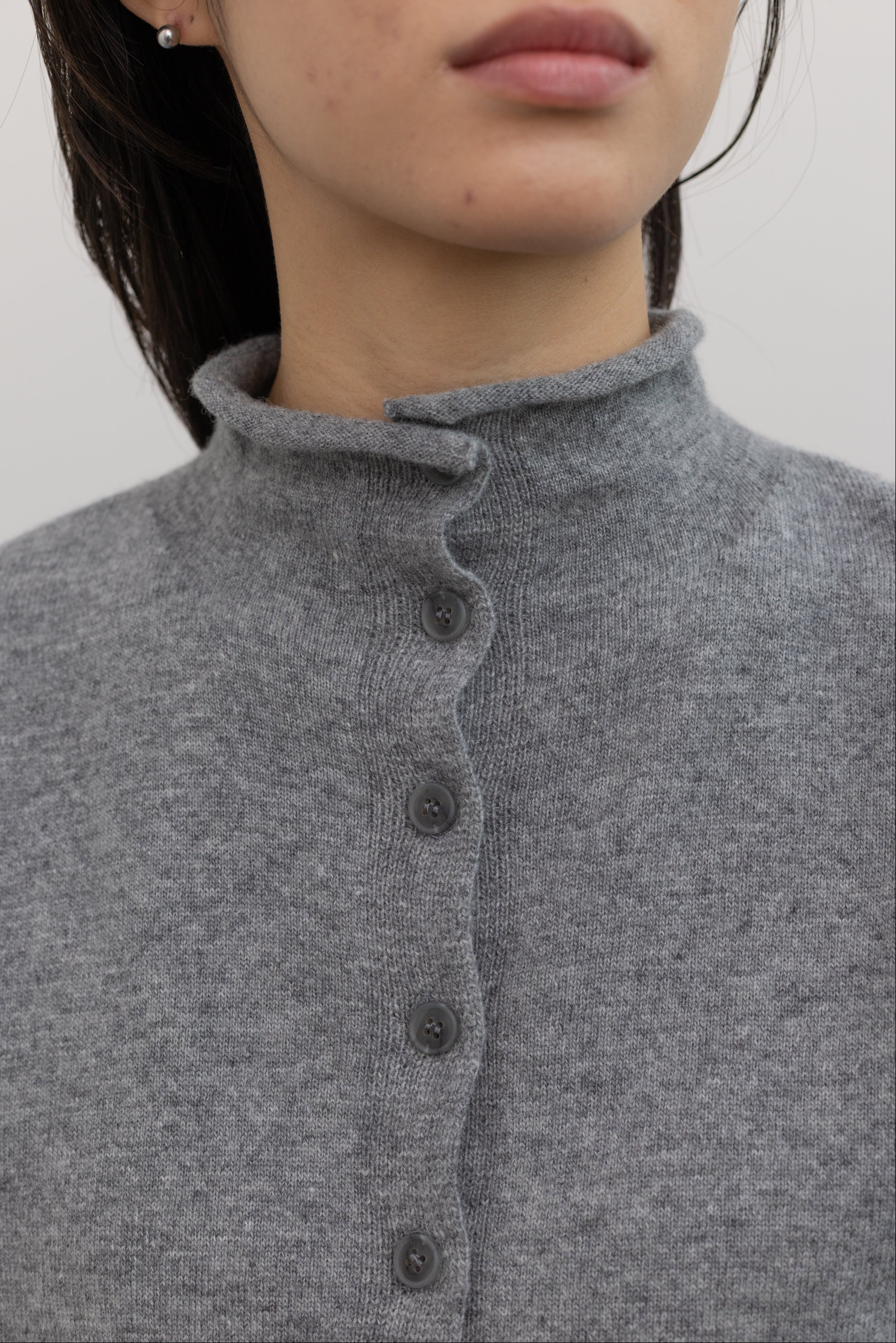 Gray Mock Neck Cardigan – alas eius