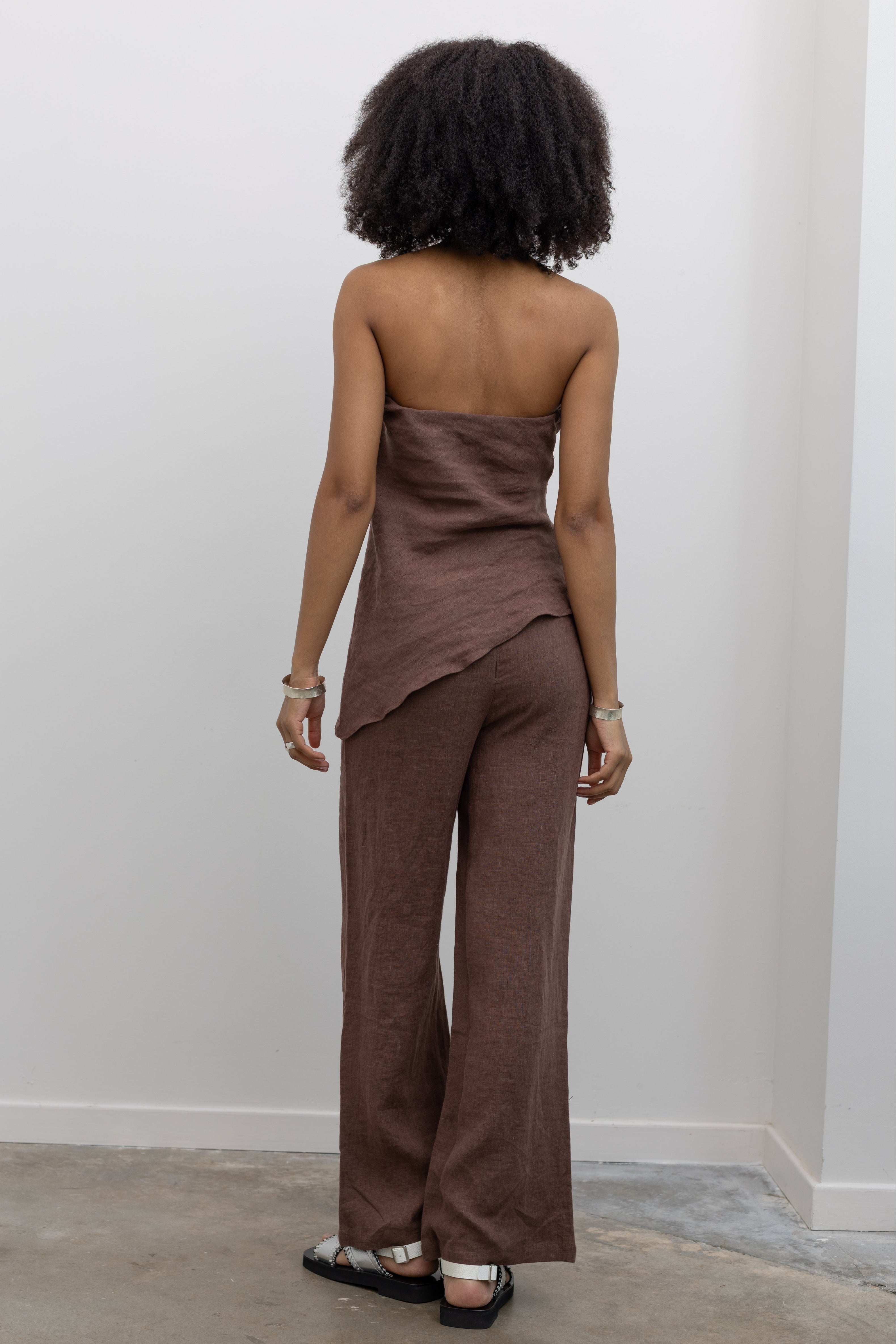 Collective minimalist wide-leg linen pants for warm weather at Alas Eius