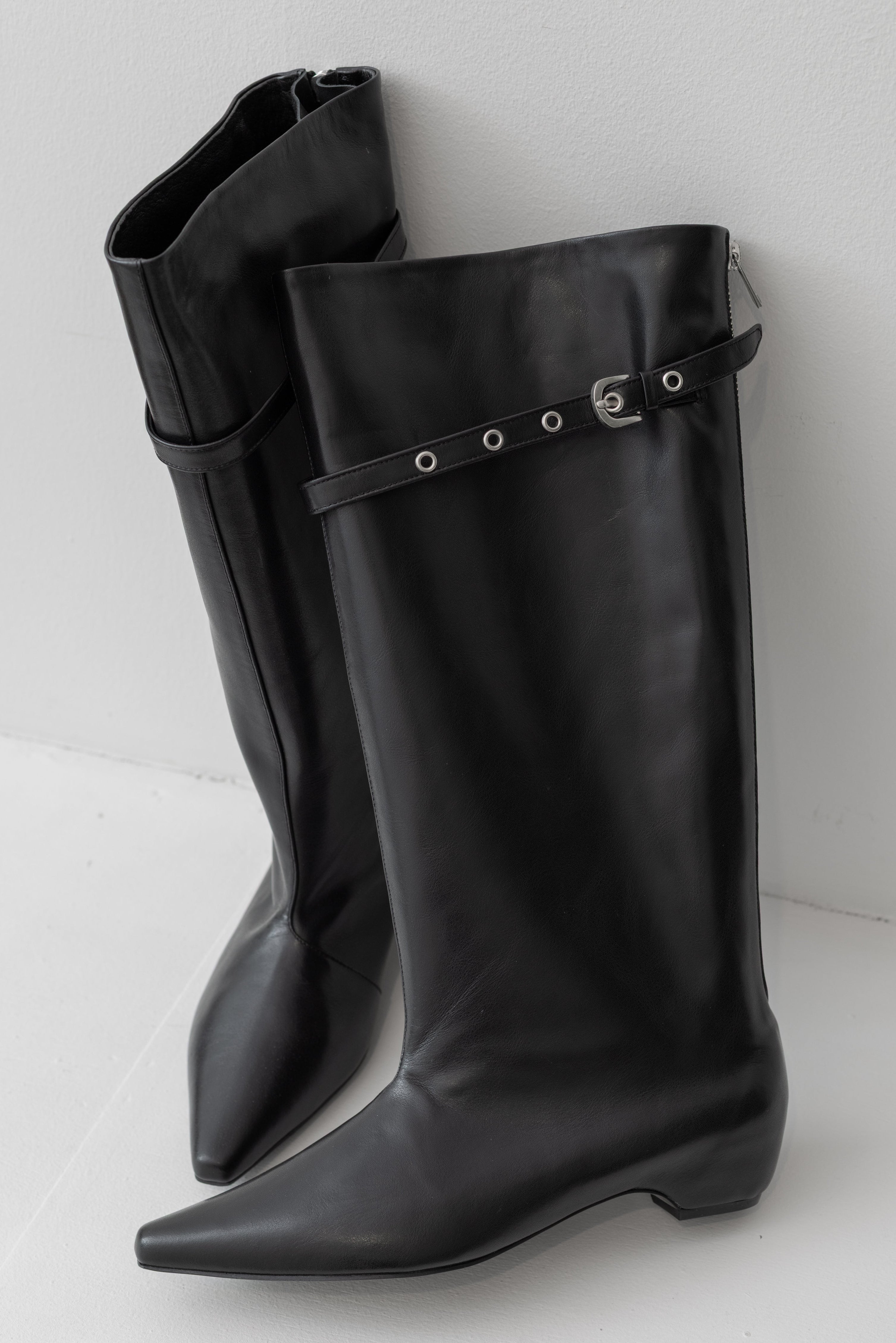 Black Back Zipped Middle Boots
