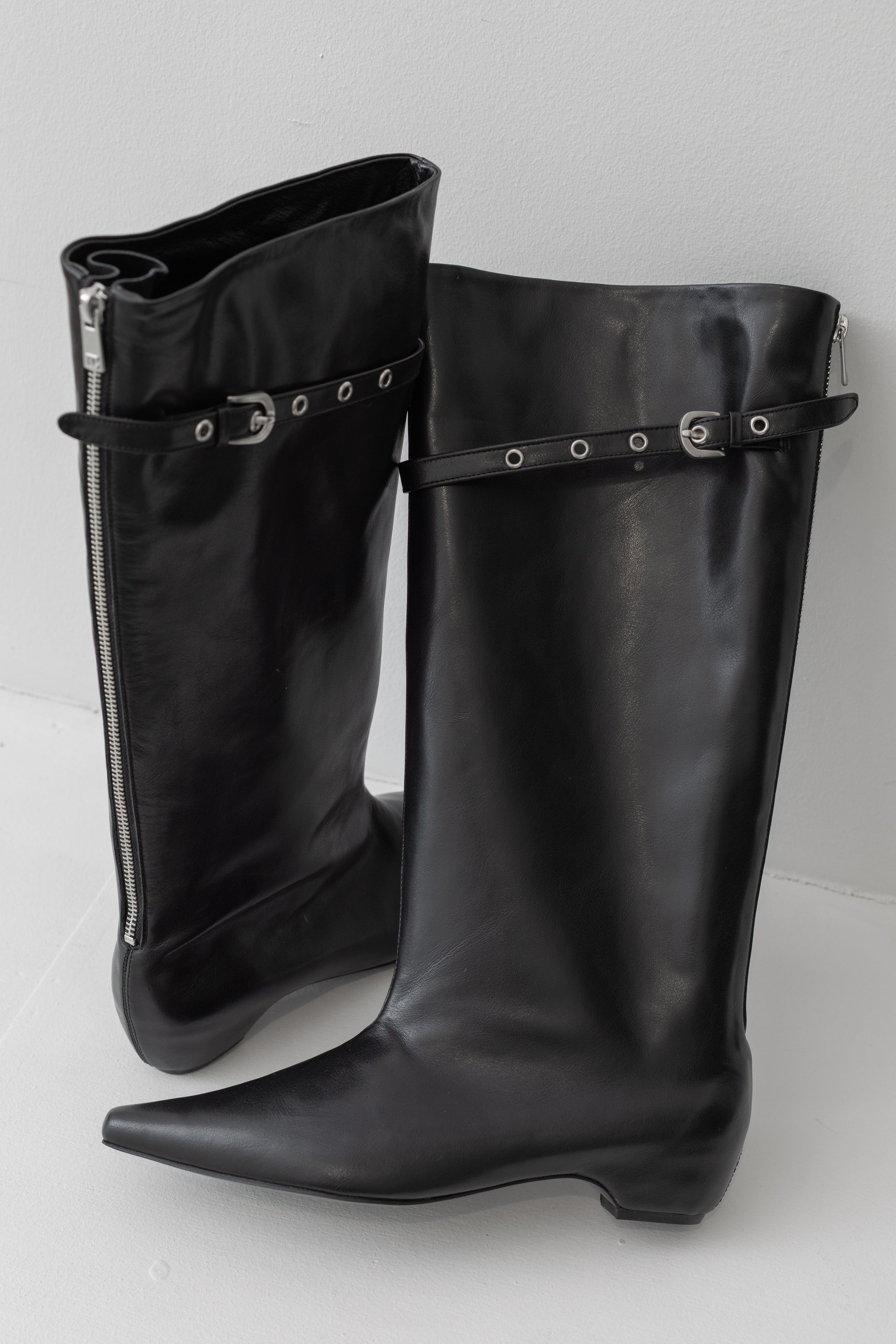 Black Back Zipped Middle Boots