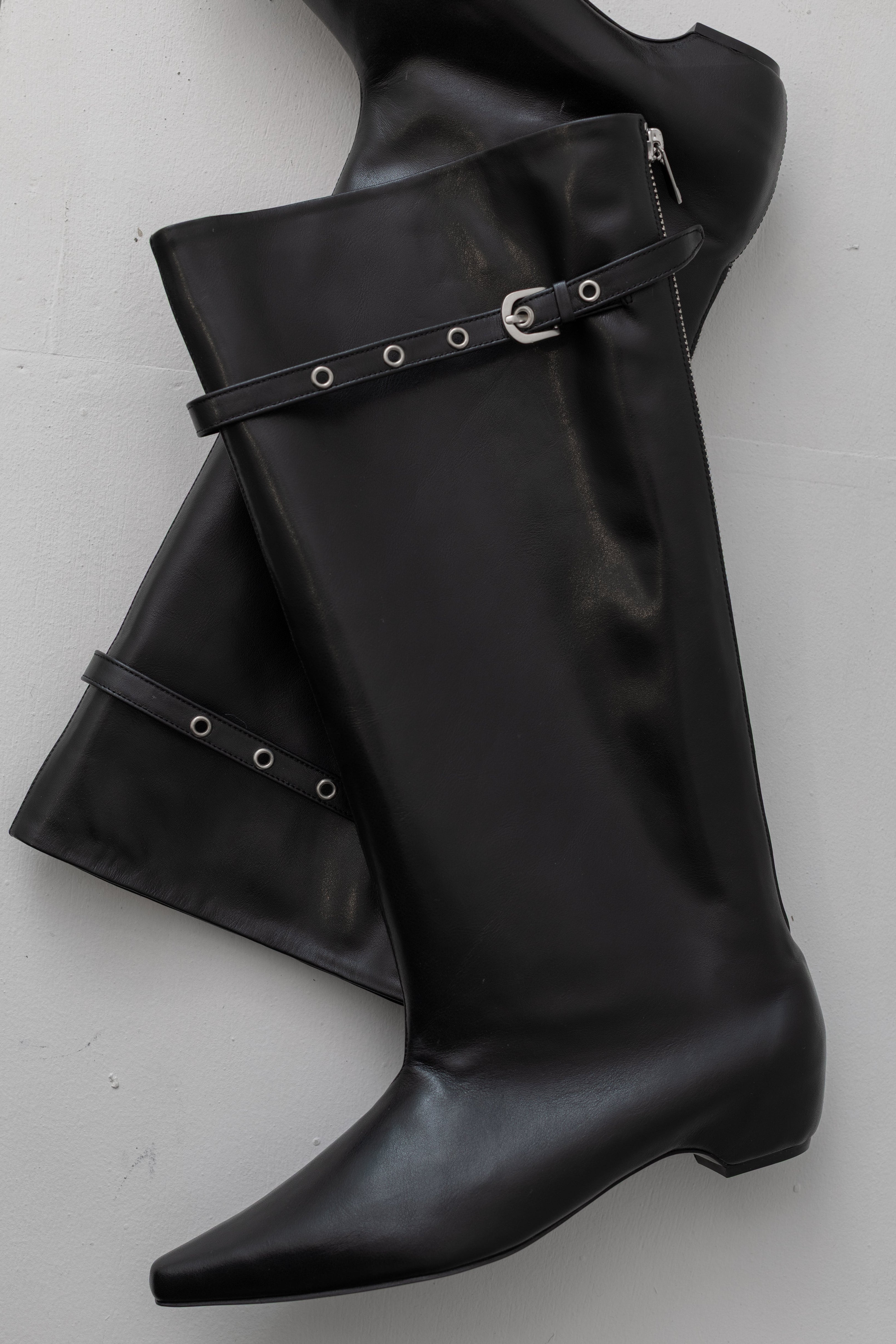 Black Back Zipped Middle Boots