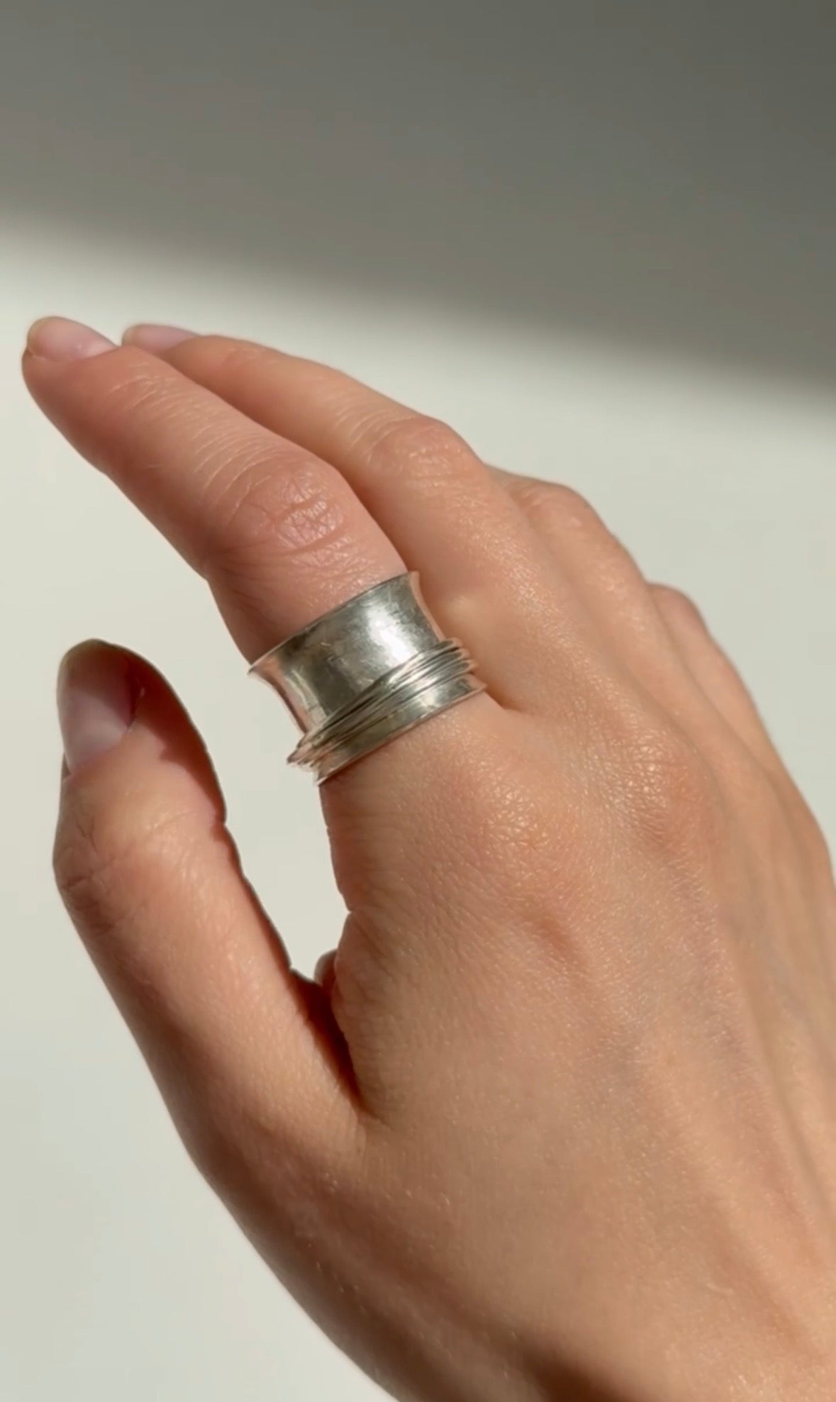 ArteparaVivir Design handmade sterling silver spinner ring with wide cigar band at Alas Eius