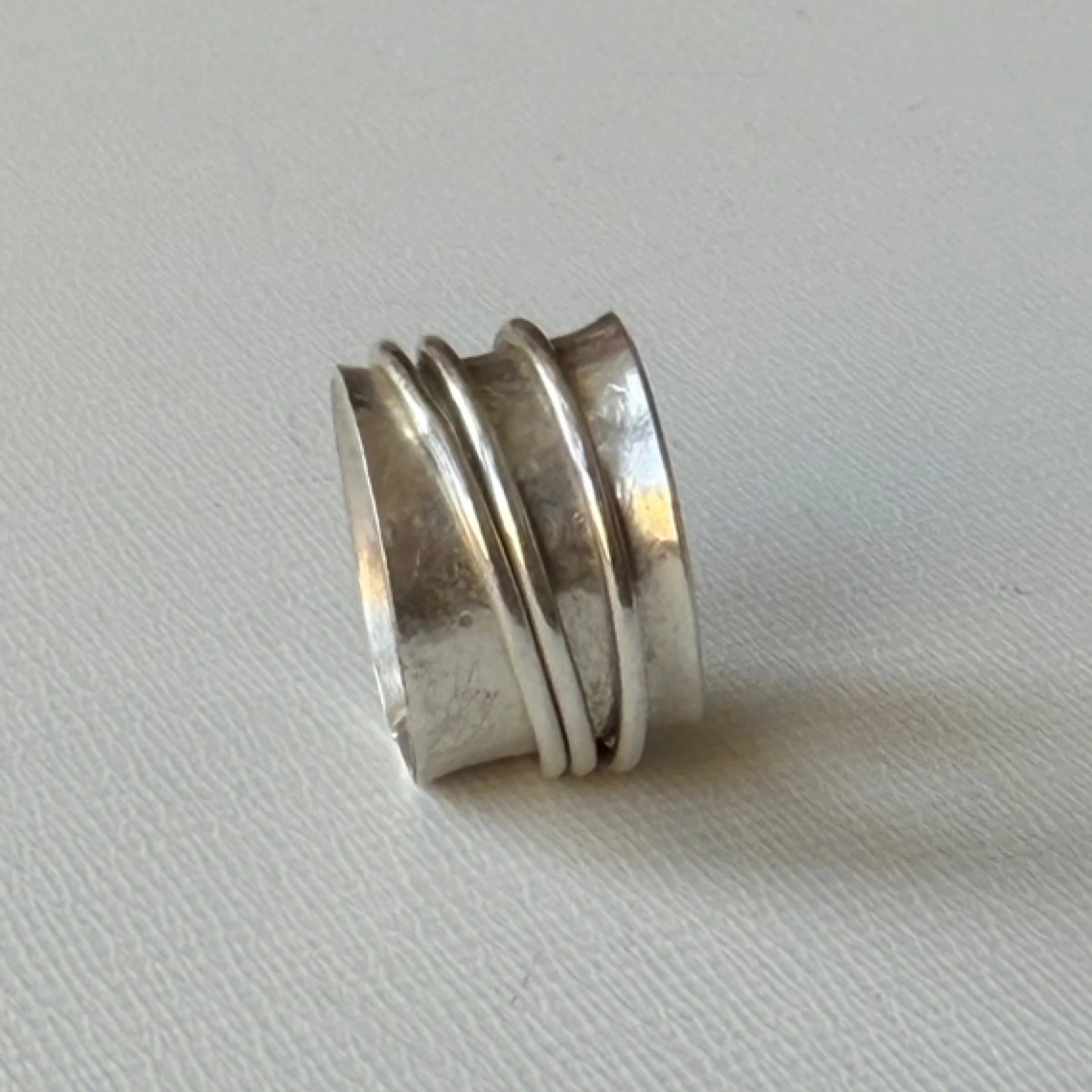 ArteparaVivir Design wide sterling silver fidget spinner ring with rotating bands at Alas Eius