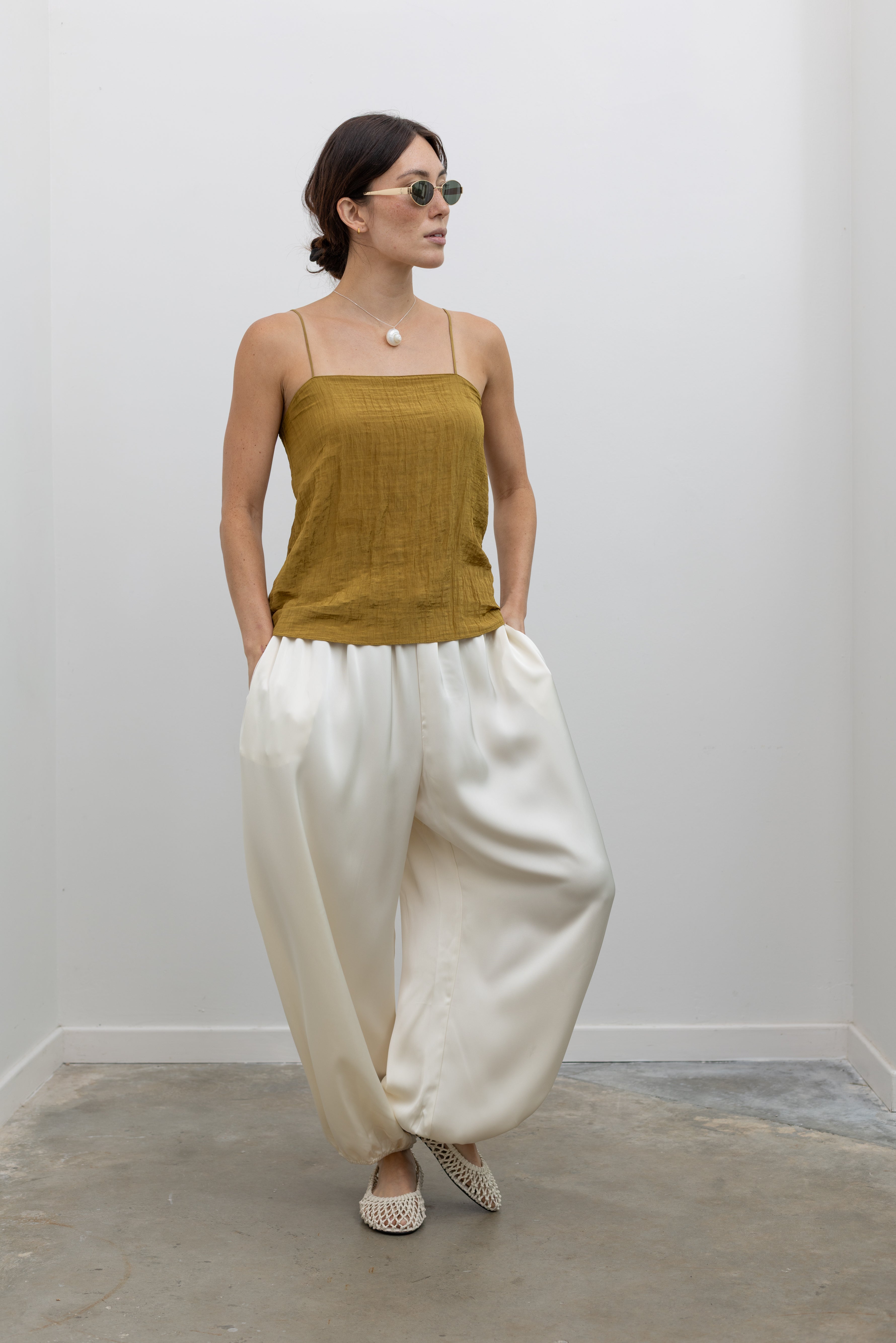 Collective voluminous balloon-leg trousers with adjustable drawstring and side pockets at Alas Eius