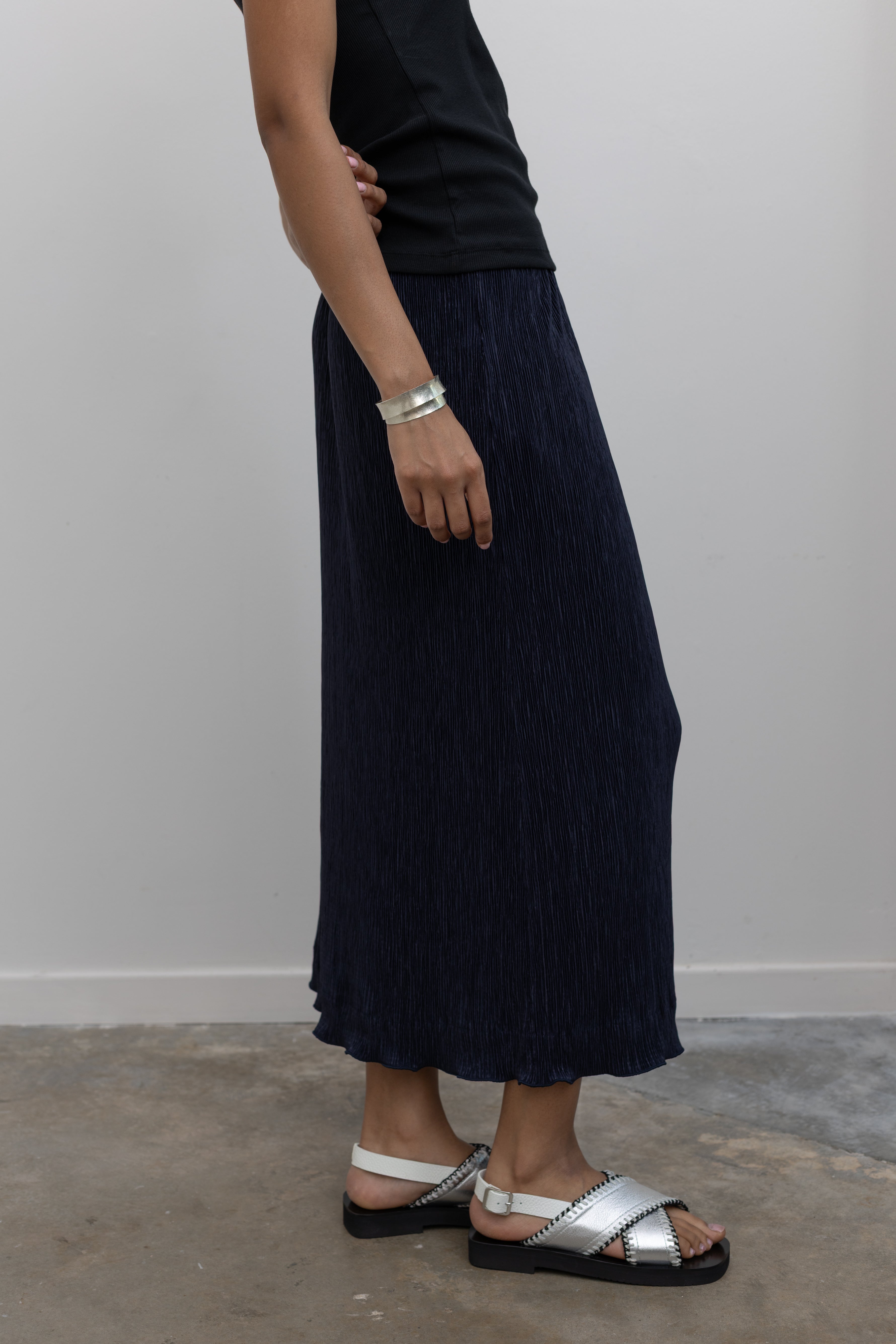 Collective elegant navy plissé skirt for women at Alas Eius