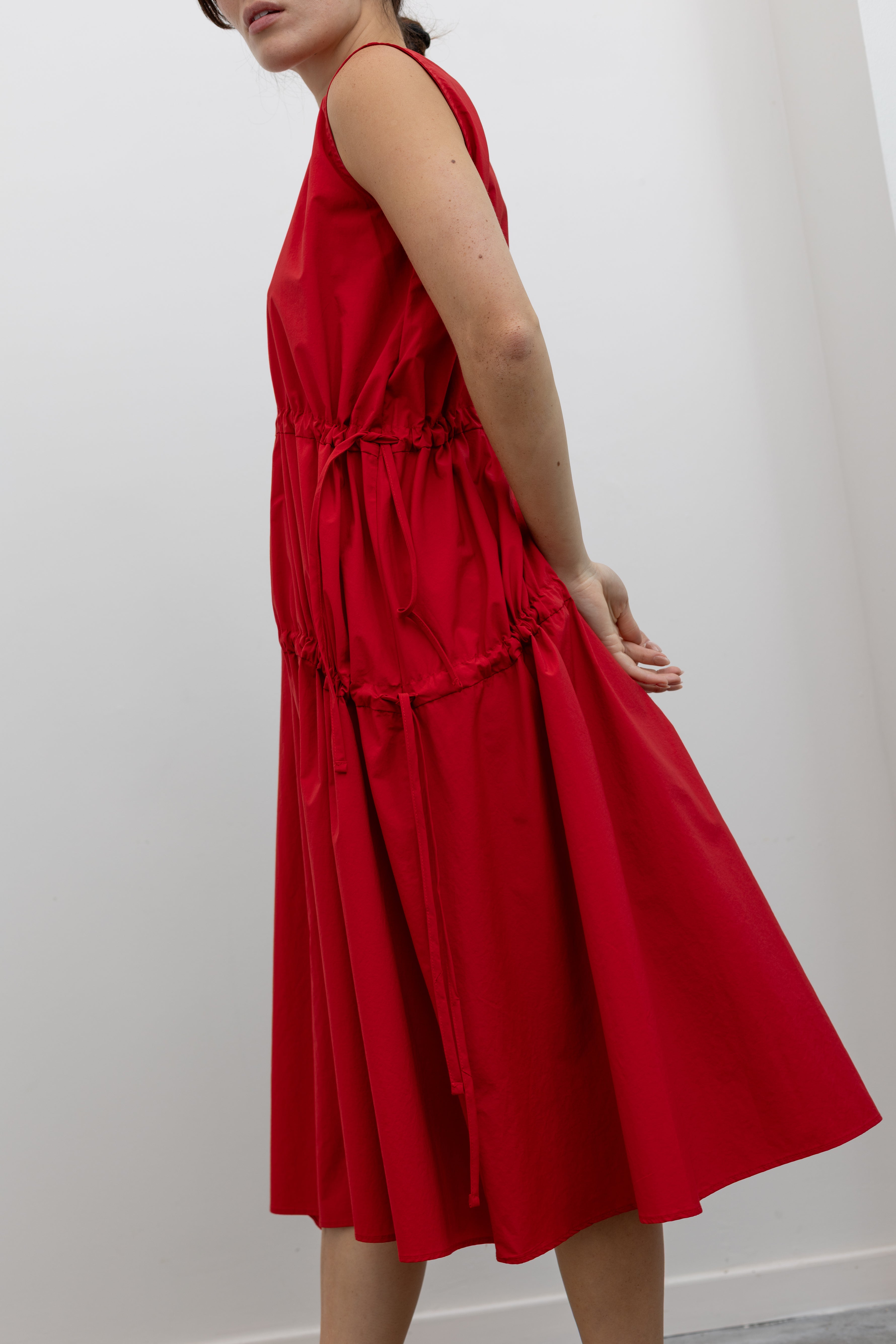 Collective Sleeveless Red Cotton Poplin Midi Dress with Asymmetrical Ruching at Alas Eius