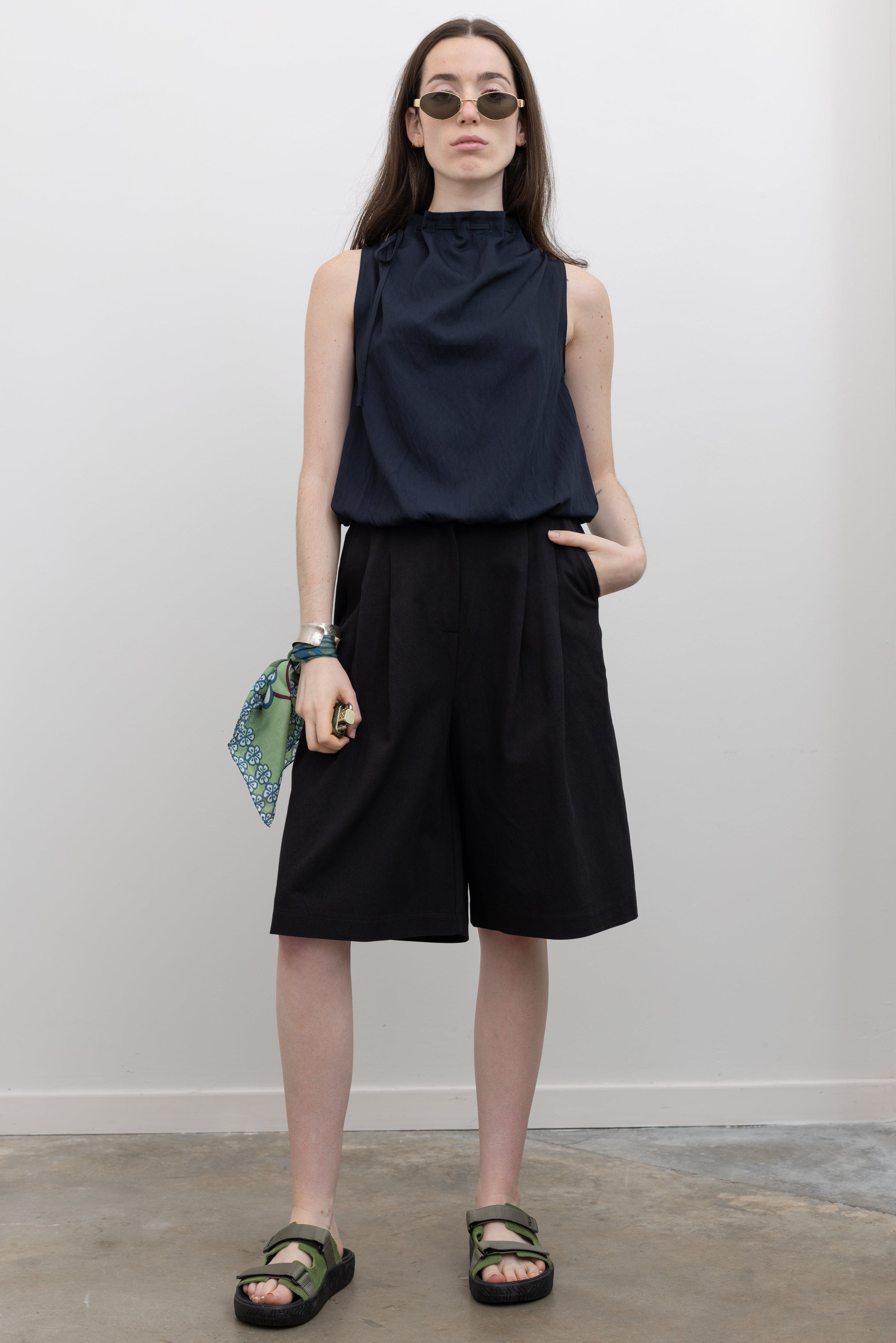 Collective women's black bermuda shorts with front pleats, side pockets, and a tailored silhouette for everyday wear at Alas Eius.