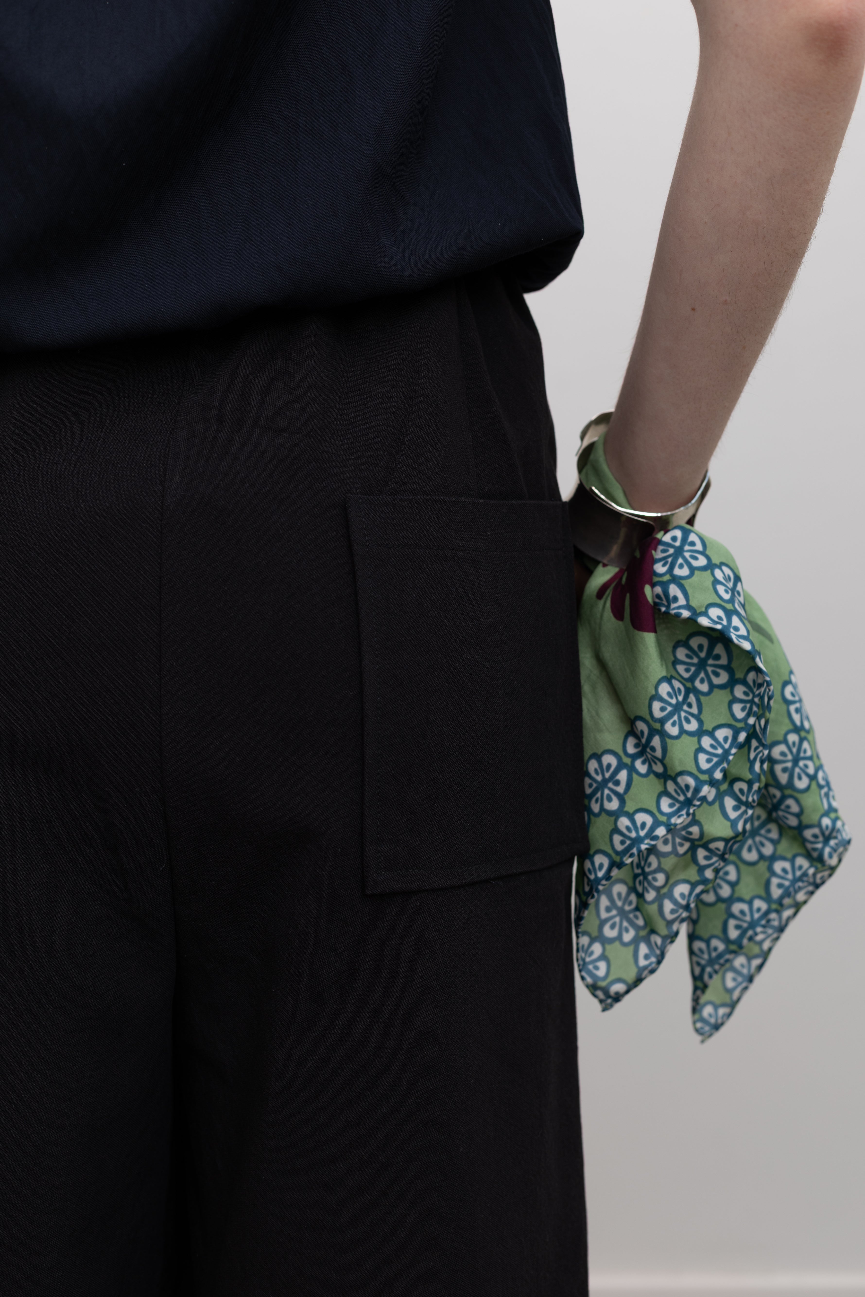 Collective women's summer shorts in black cotton blend with tailored pleats and an elevated minimalist aesthetic at Alas Eius.