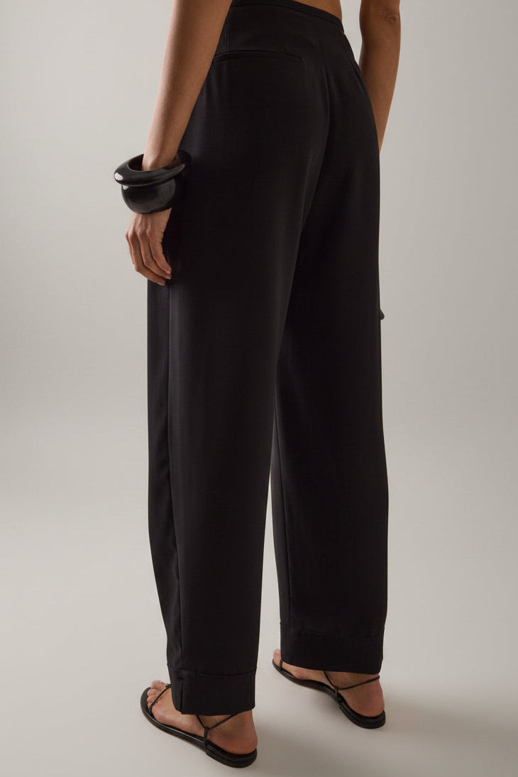 The Pleated Crepe Black Barrel Trouser