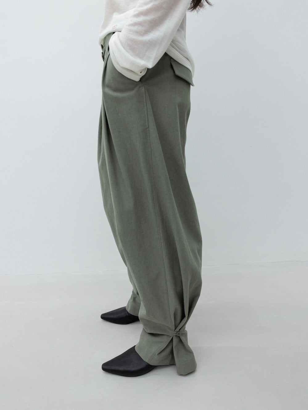 Low Classic Khaki Wide Two-Tuck Pants, double-pleated trousers with adjustable hem detail for fall dressing at Alas Eius