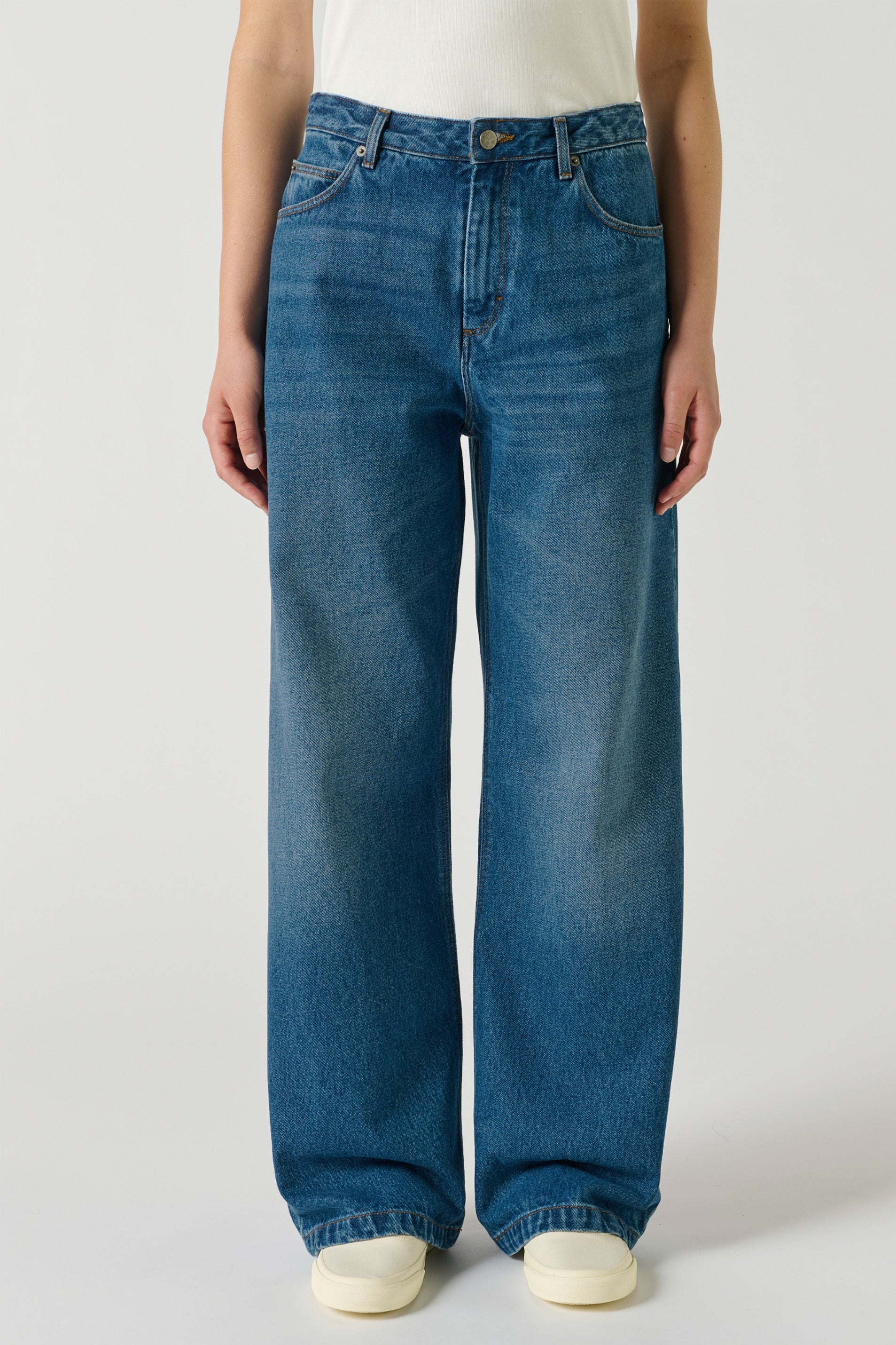 Soeur CALVIN five pocket jeans with long wide legs and relaxed drape at Alas Eius