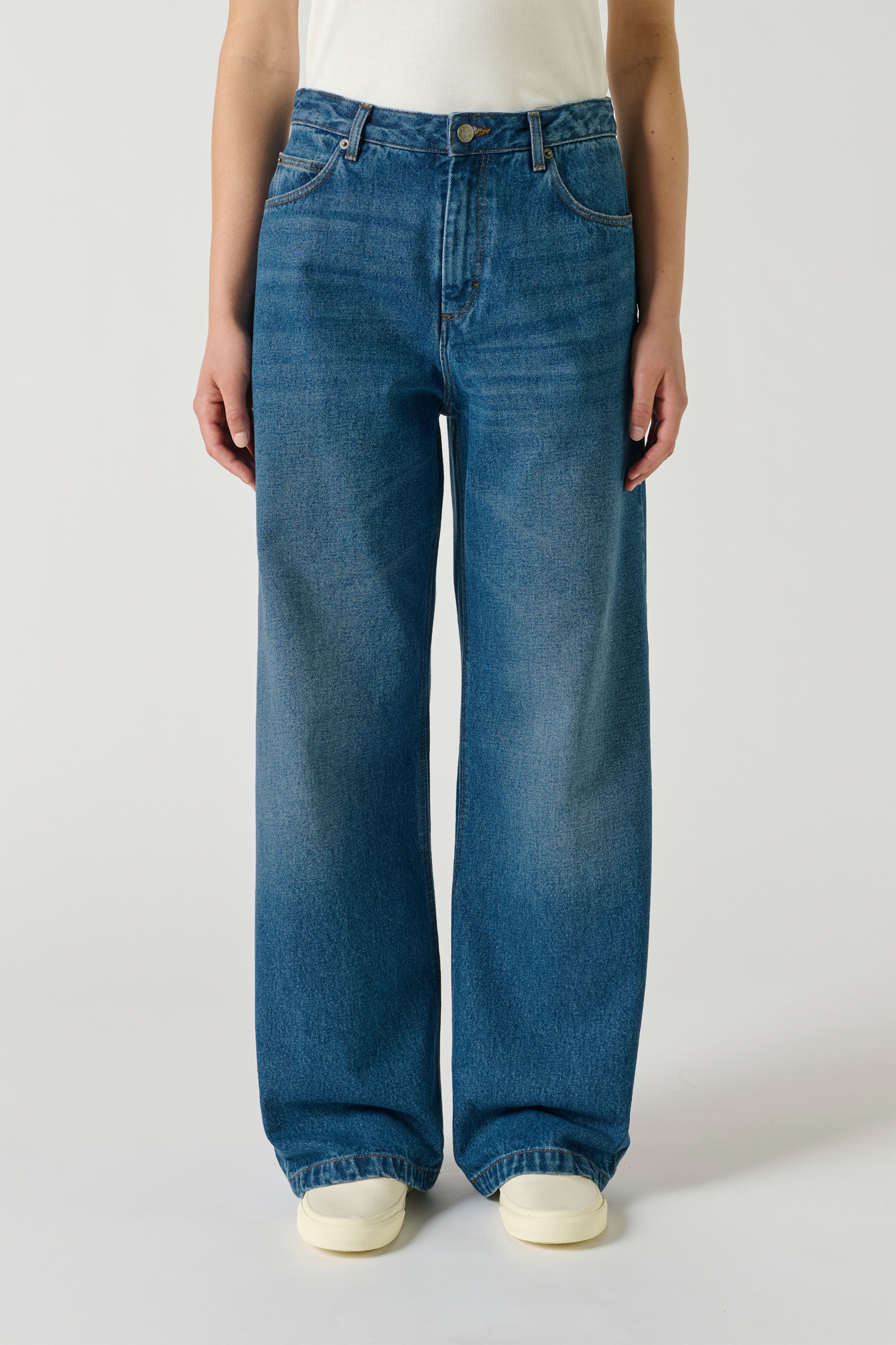 Soeur CALVIN five pocket jeans with long wide legs and relaxed drape at Alas Eius