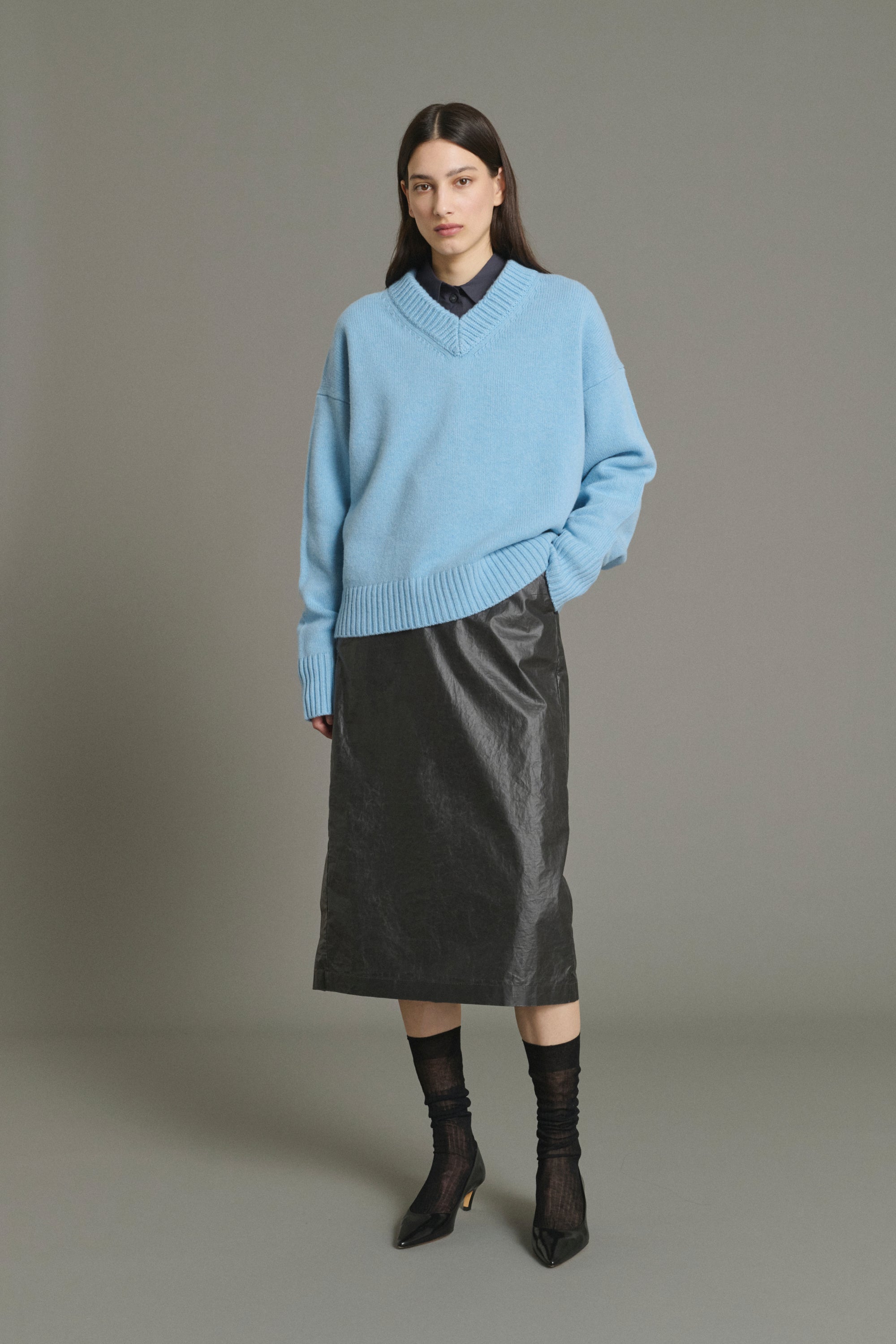 Soeur Julie 100% merino wool pullover with chunky ribbed V-neck at Alas Eius