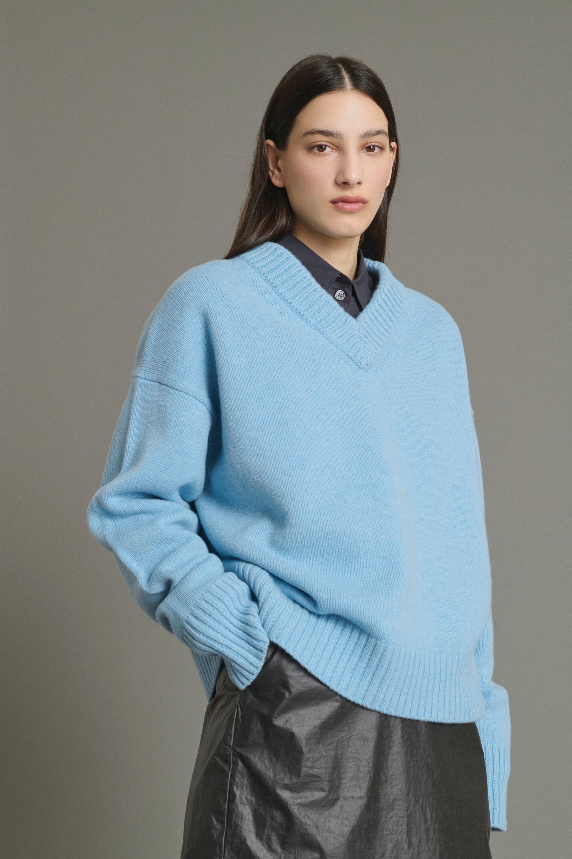 Soeur Julie thick merino wool sweater with textured ribbed V-neckline at Alas Eius