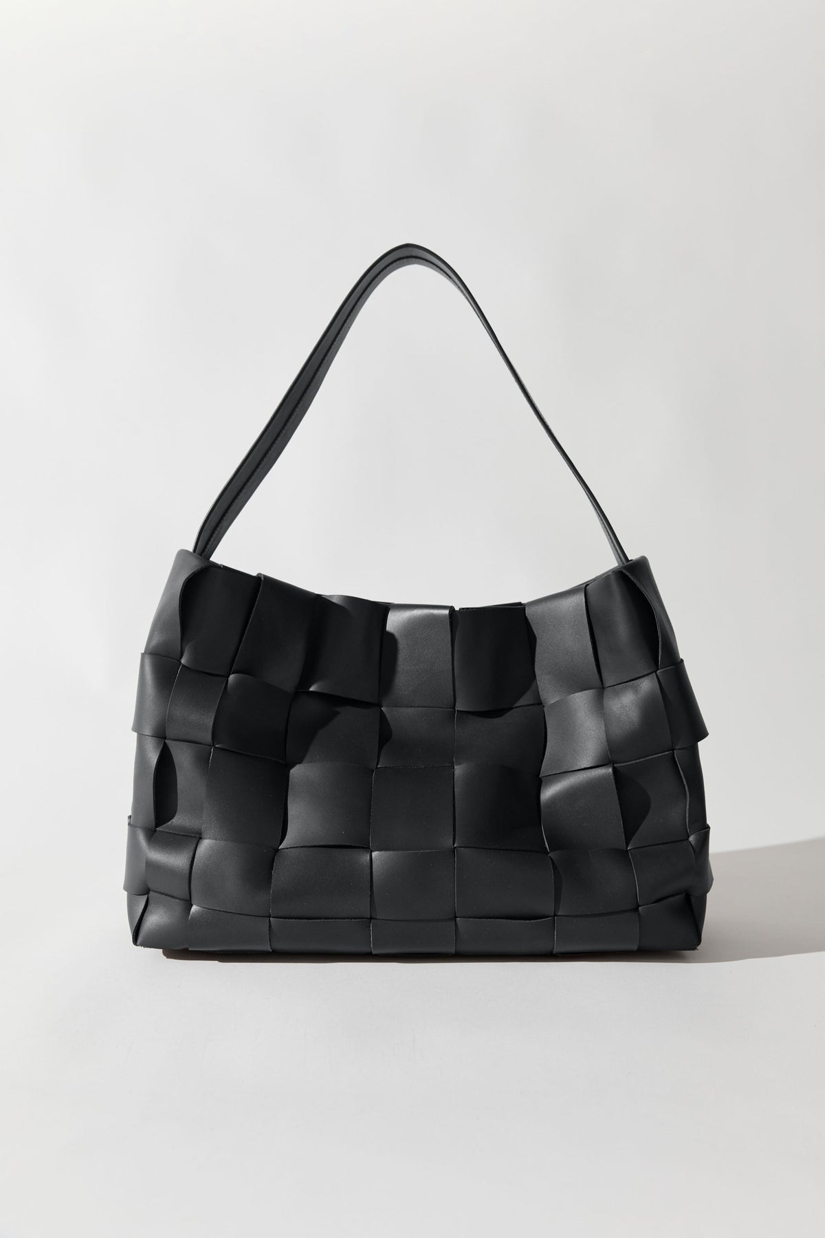 St. Agni woven bovine leather tote paired with chic women's resort wear and modern vacation dressing at Alas Eius