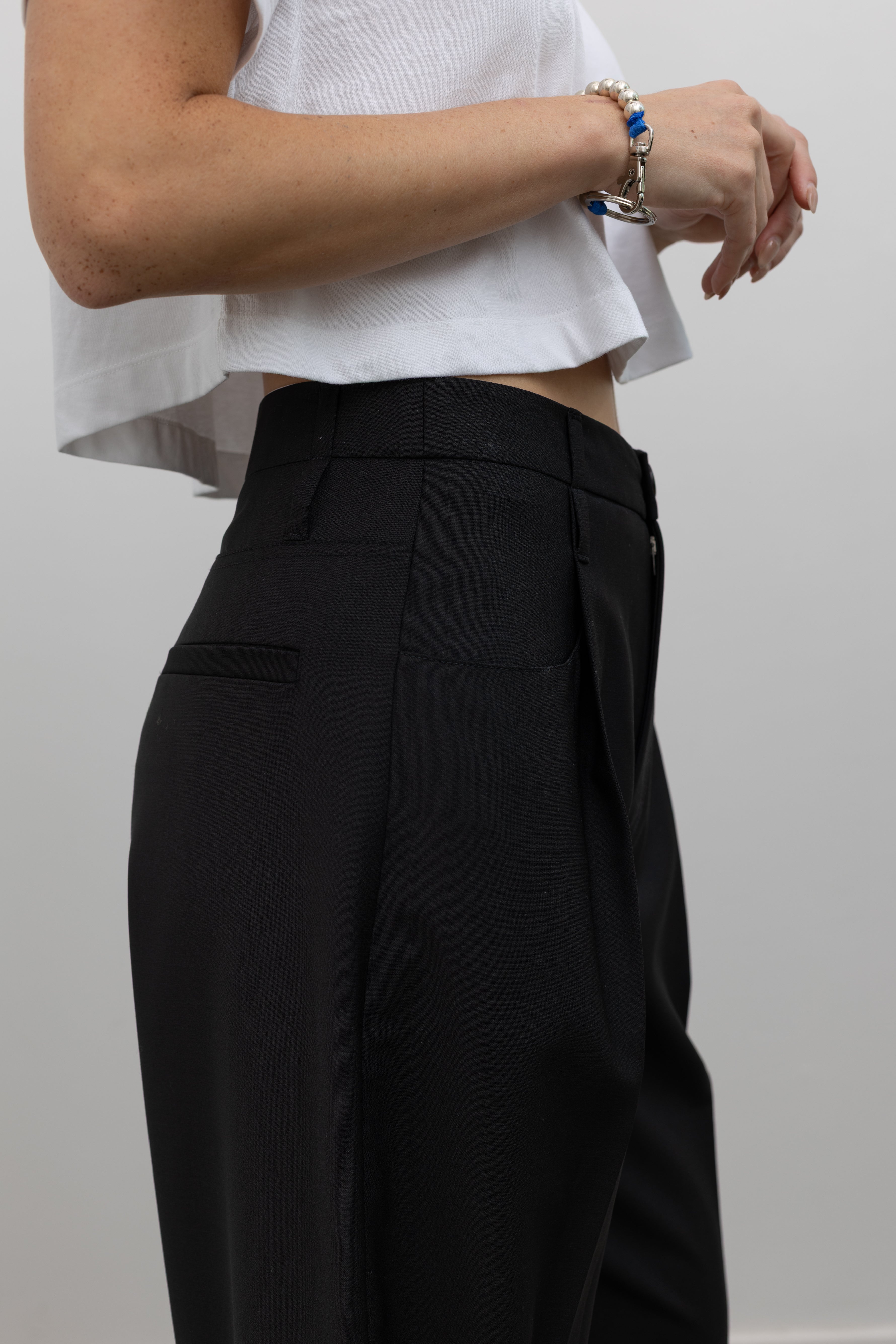 Tela cropped black wool-blend trouser designed with classic tailoring and modern versatility at alas eius.