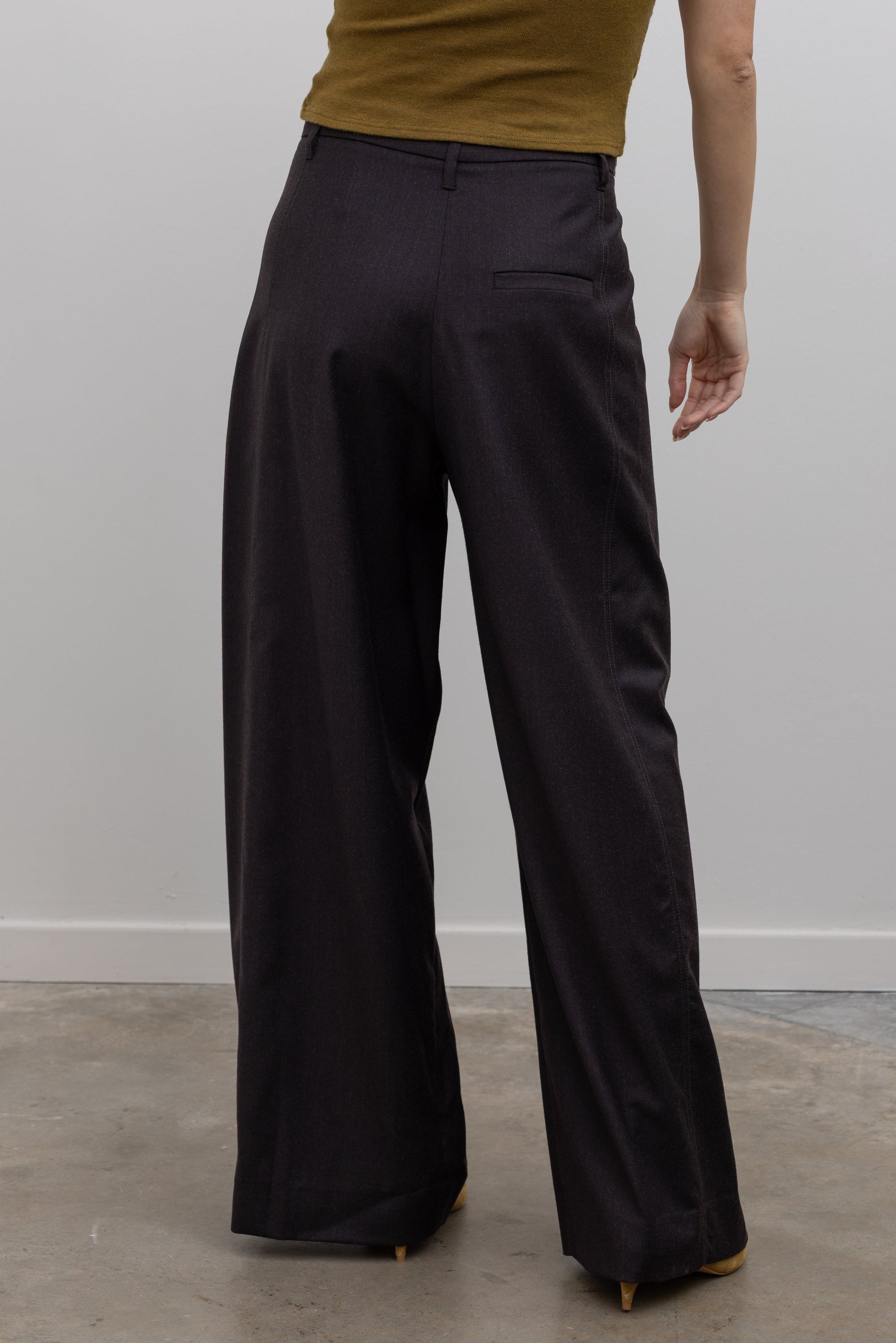 Tela Lucio wide-leg pant in dark brown featuring fluid movement and everyday sophistication at alas eius.