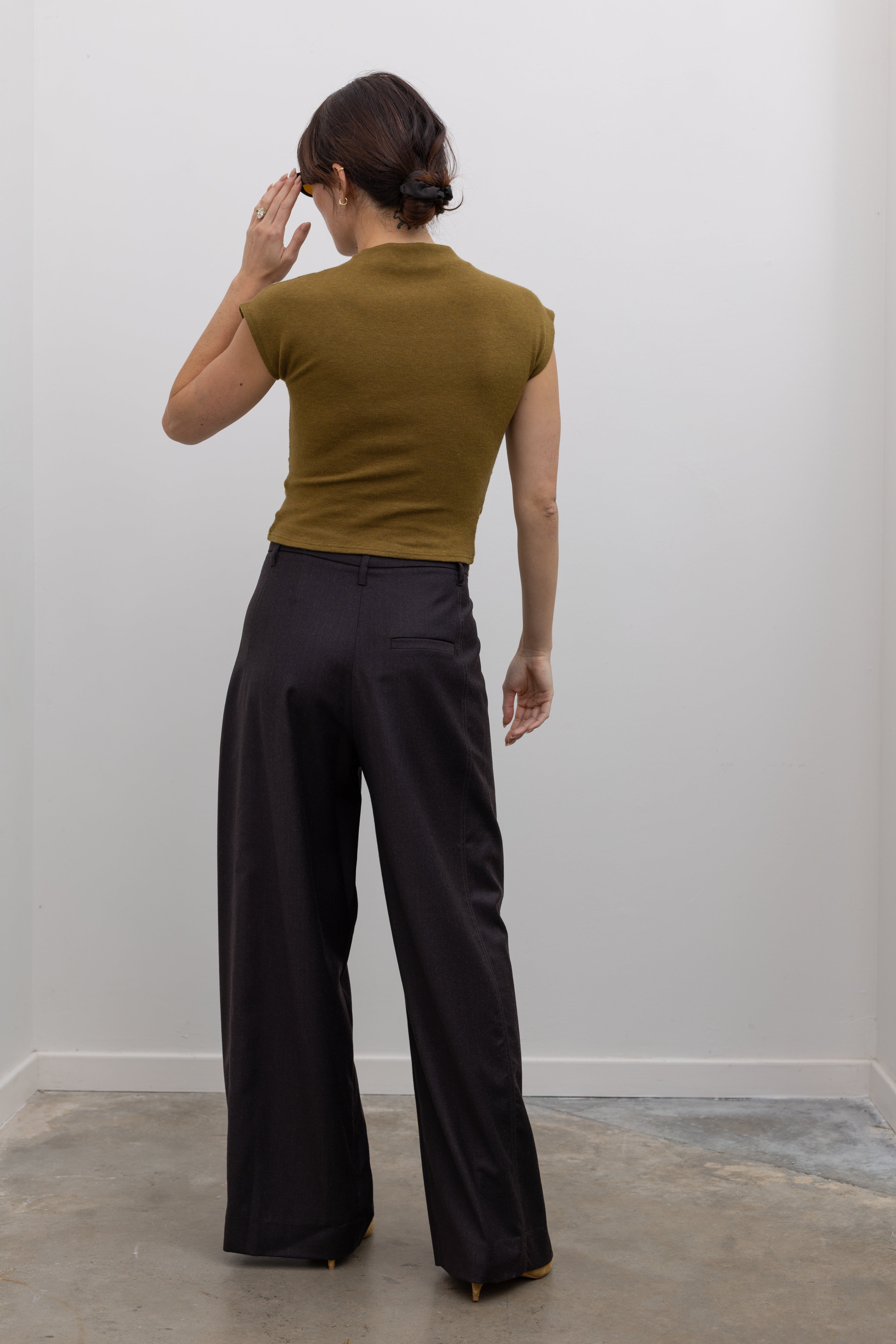 Tela Lucio wide-leg pant in dark brown featuring fluid movement and everyday sophistication at alas eius.