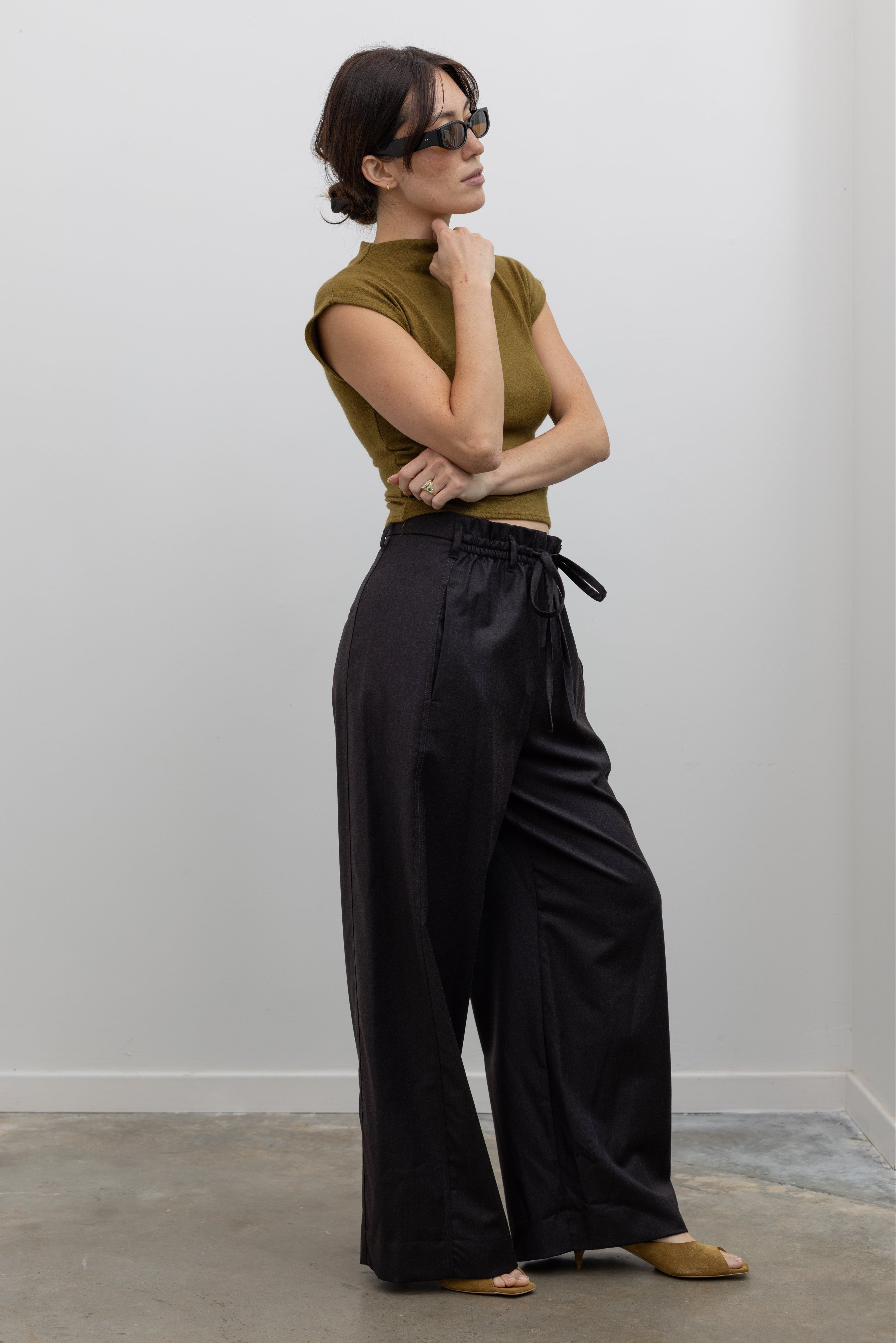 Tela Lucio dark brown pant with elegant drape, side pockets, and relaxed wide-leg fit at alas eius.