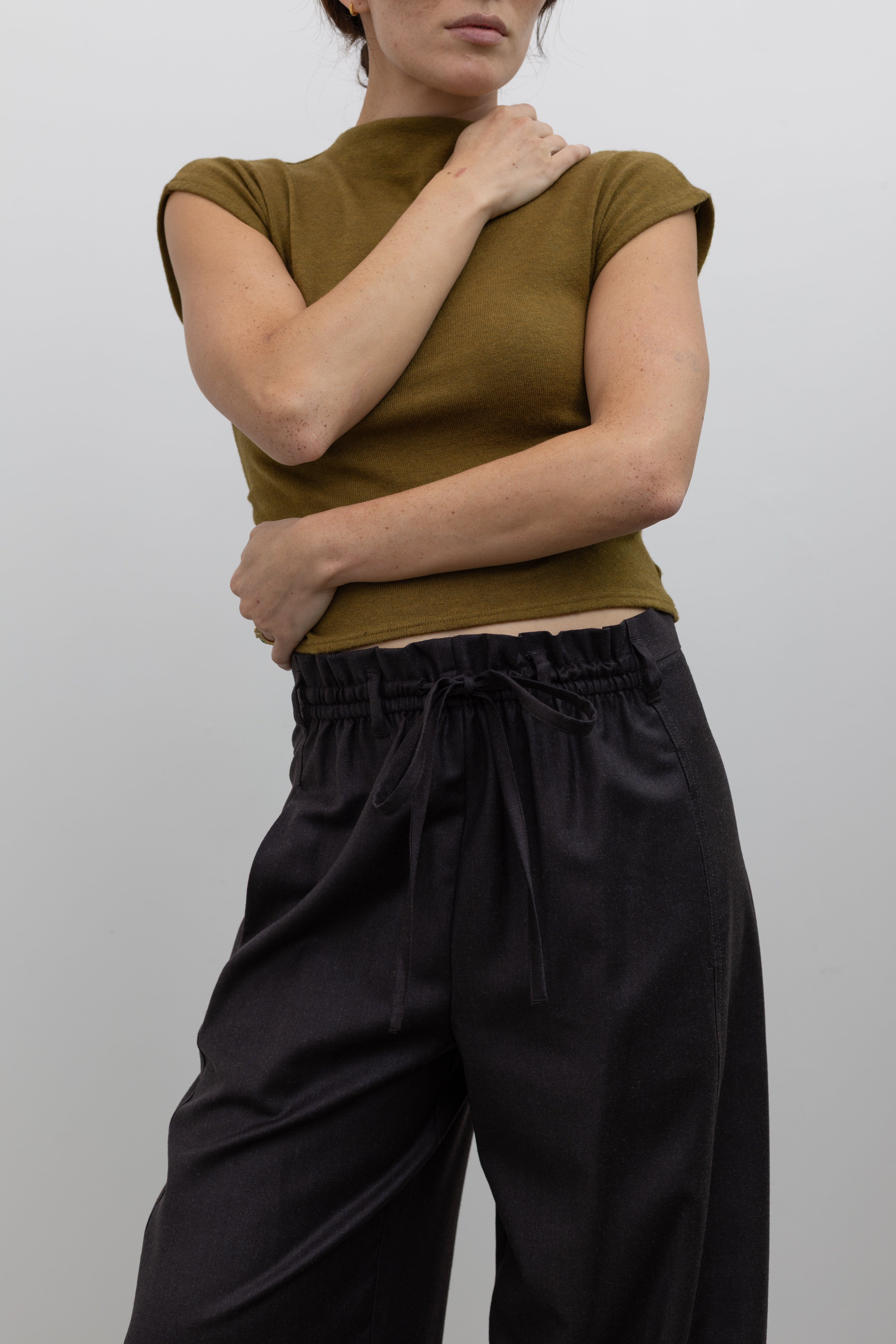 Tela Lucio wool-blend trouser designed with a flowing silhouette and adjustable drawstring waistband at alas eius.