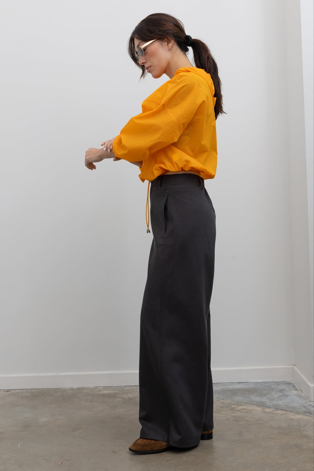 Tela Vanda dark grey trousers with fluid silhouette at Alas Eius